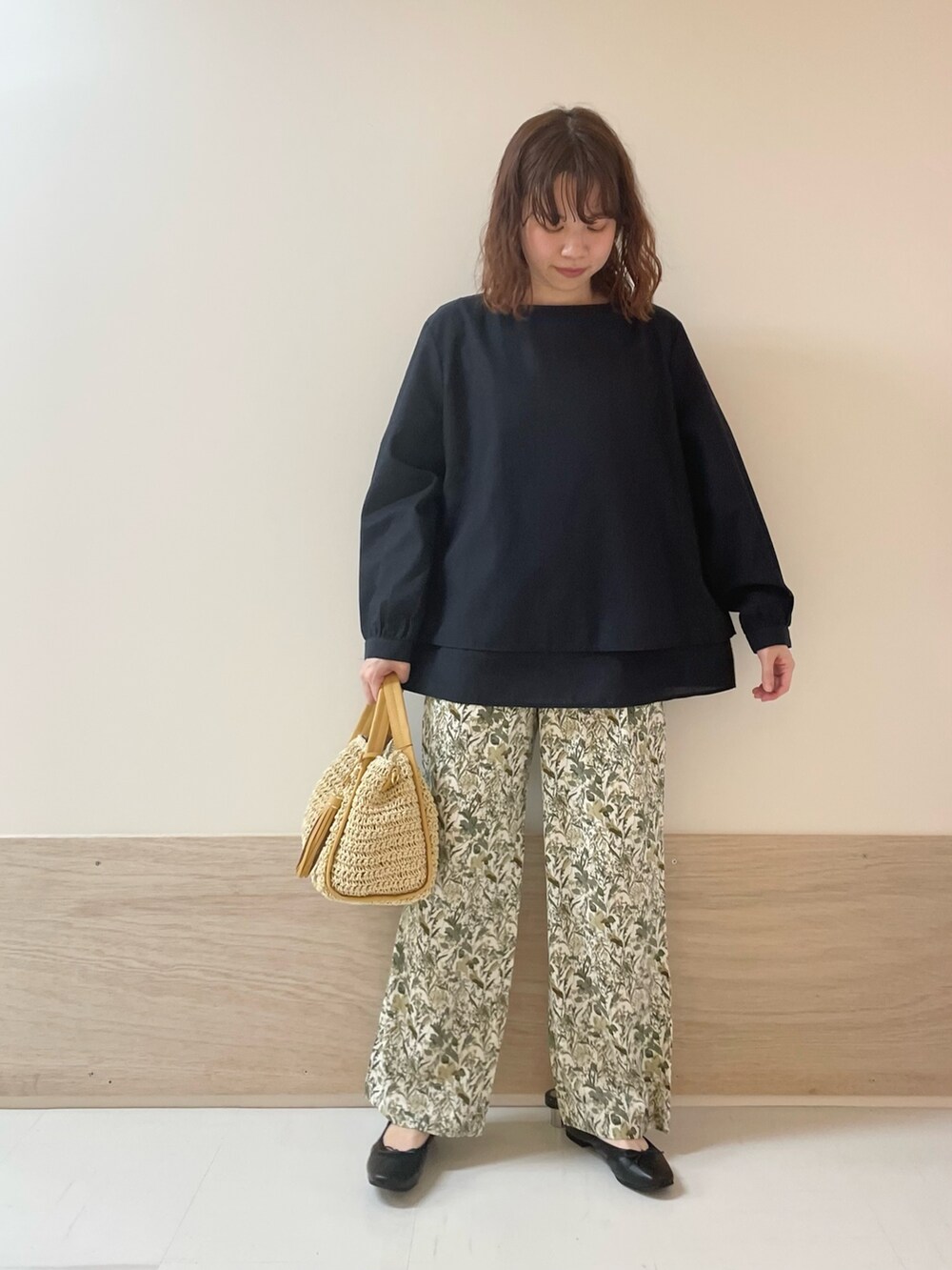 ブルー系のシャツ/ブラウス、ブラック系のバレエシューズ、ホワイト系のその他パンツを着用したレディースの春コーディネートの3枚目の写真