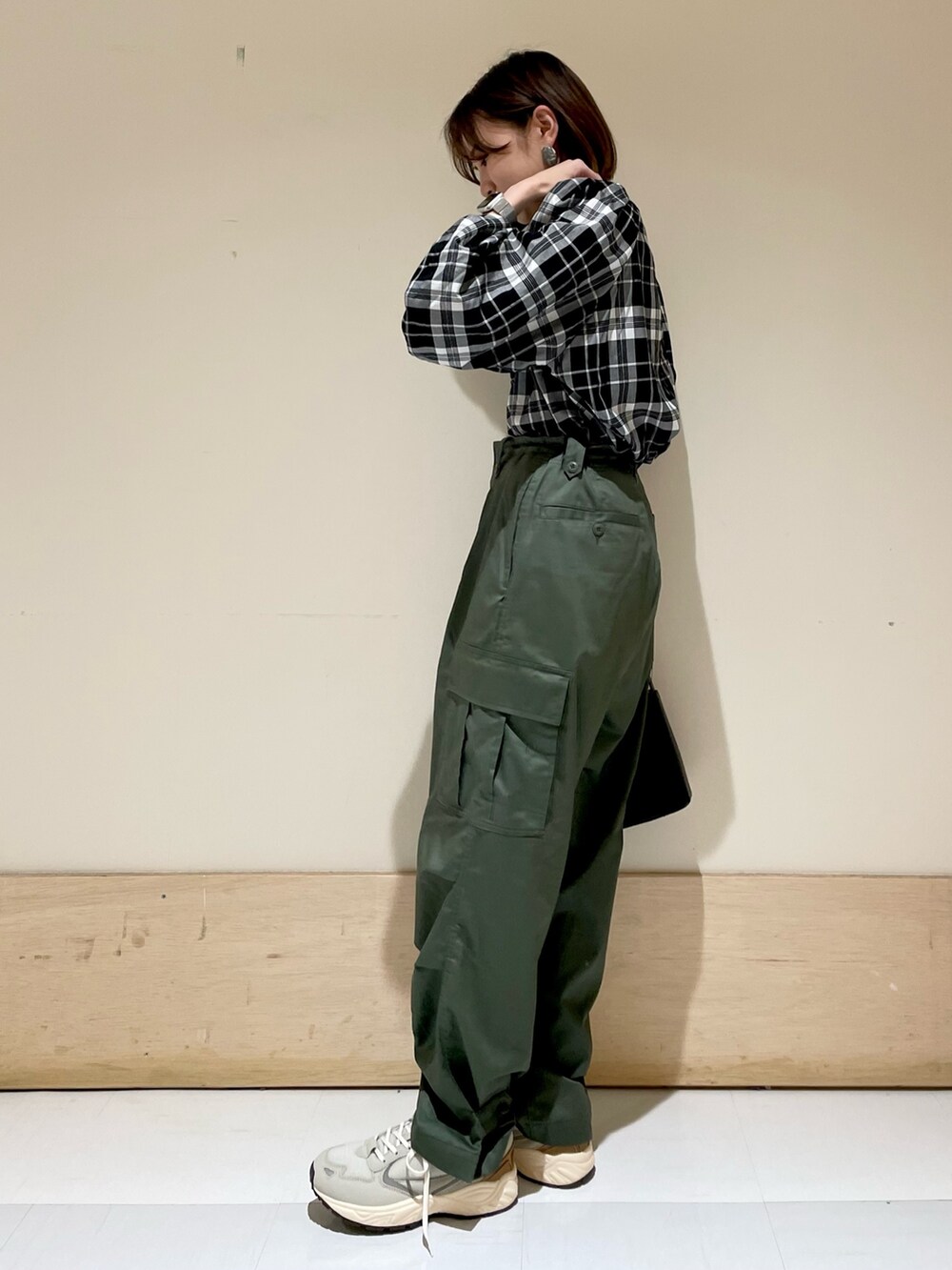 グレー系のスニーカー、グリーン系のその他パンツ、ブラック系のシャツ/ブラウスを着用したレディースの夏コーディネートの4枚目の写真