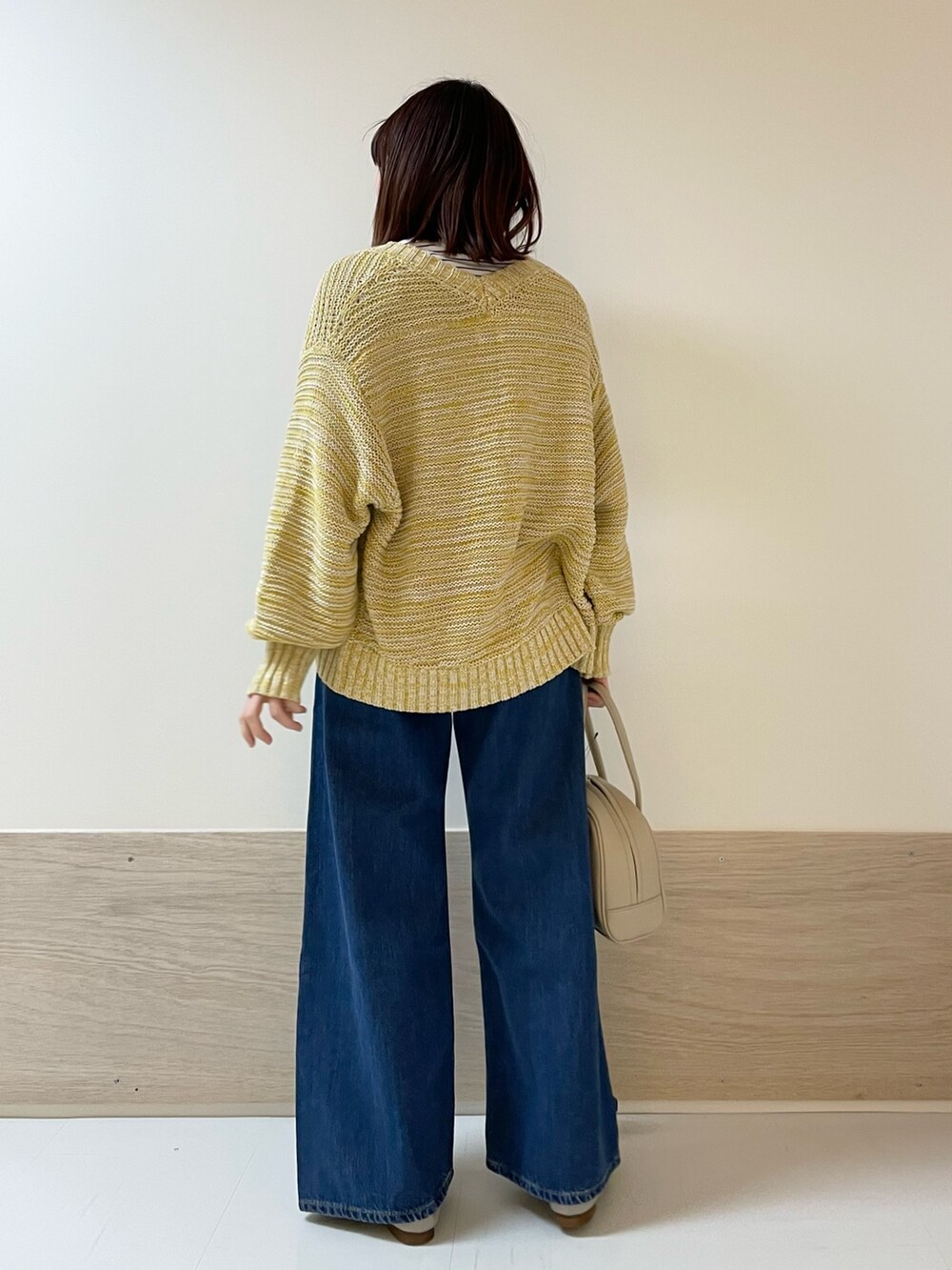 イエロー系のカーディガン/ボレロ、ブルー系のTシャツ/カットソー、ブルー系のその他パンツを着用したレディースの春コーディネートの7枚目の写真