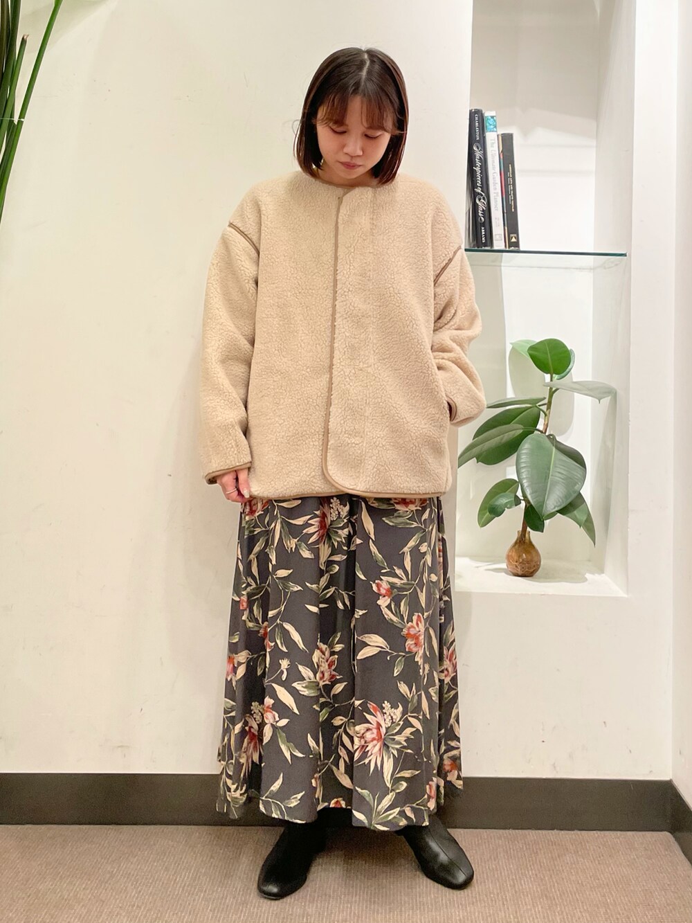 「URBAN RESEARCH DOORS、URBAN RESEARCH DOORS WOMENS、アーバンリサーチドアーズ、ボア、ボアジャケット、ボアブルゾン、マスタード、黄色ニット、フレアスカート、花柄スカート、秋冬コーデ、秋コーデ」｜「URBAN RESEARCH DOORSのウール混ボアショートブルゾン（ブルゾン、ホワイト系）」を使った、ホンダ マユさん（レディース・152cm）の秋コーディネートの3枚目の写真