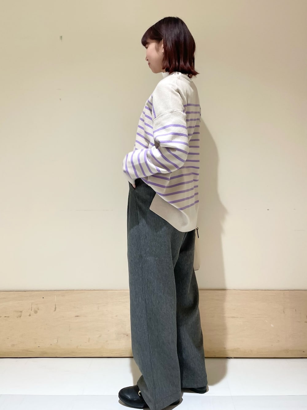 グレー系のその他パンツ、ホワイト系のTシャツ/カットソー、その他のニット/セーターを着用したレディースの冬コーディネートの4枚目の写真