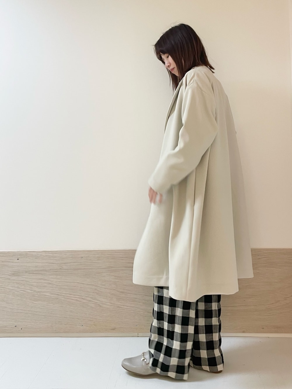 「URBAN RESEARCH DOORS、URBAN RESEARCH DOORS WOMENS、アーバンリサーチドアーズ、きれいめカジュアル、チェック、チェックパンツ、春アウター、ロングコート、淡色コーデ、お出かけコーデ、大人カジュアル、休日スタイル、デートコーデ、春コーデ、152cm」|「URBAN RESEARCH DOORSのスポンディングニットプルオーバー(ニット/セーター、ホワイト系)」を使った、ホンダ マユさん(レディース・152cm)の冬コーディネートの4枚目の写真