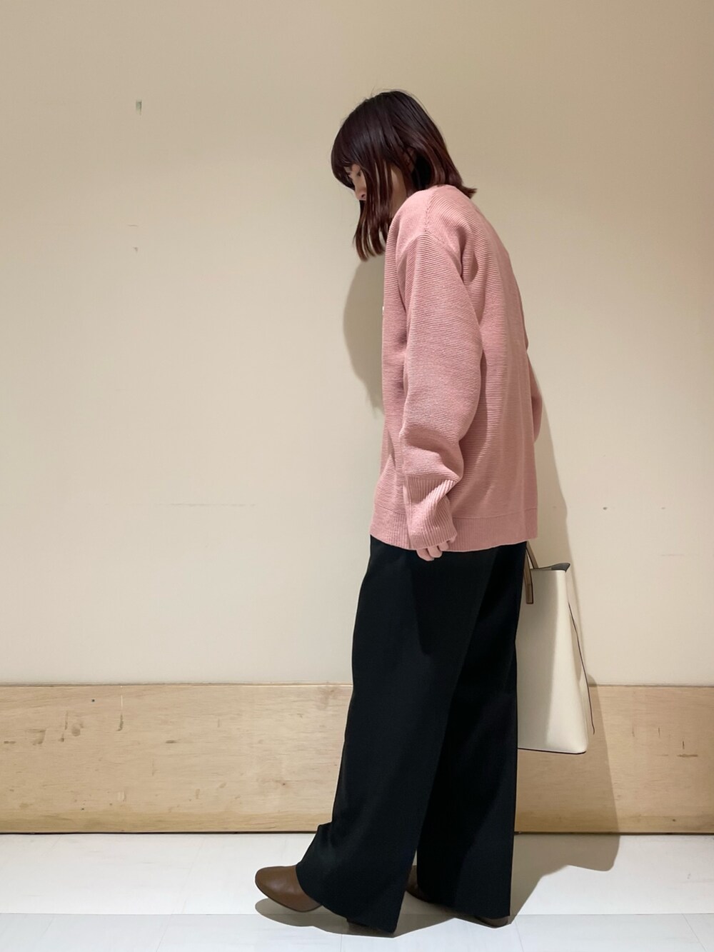 ピンク系のカーディガン/ボレロ、ホワイト系のTシャツ/カットソー、ブラック系のその他パンツを着用したレディースの冬コーディネートの5枚目の写真