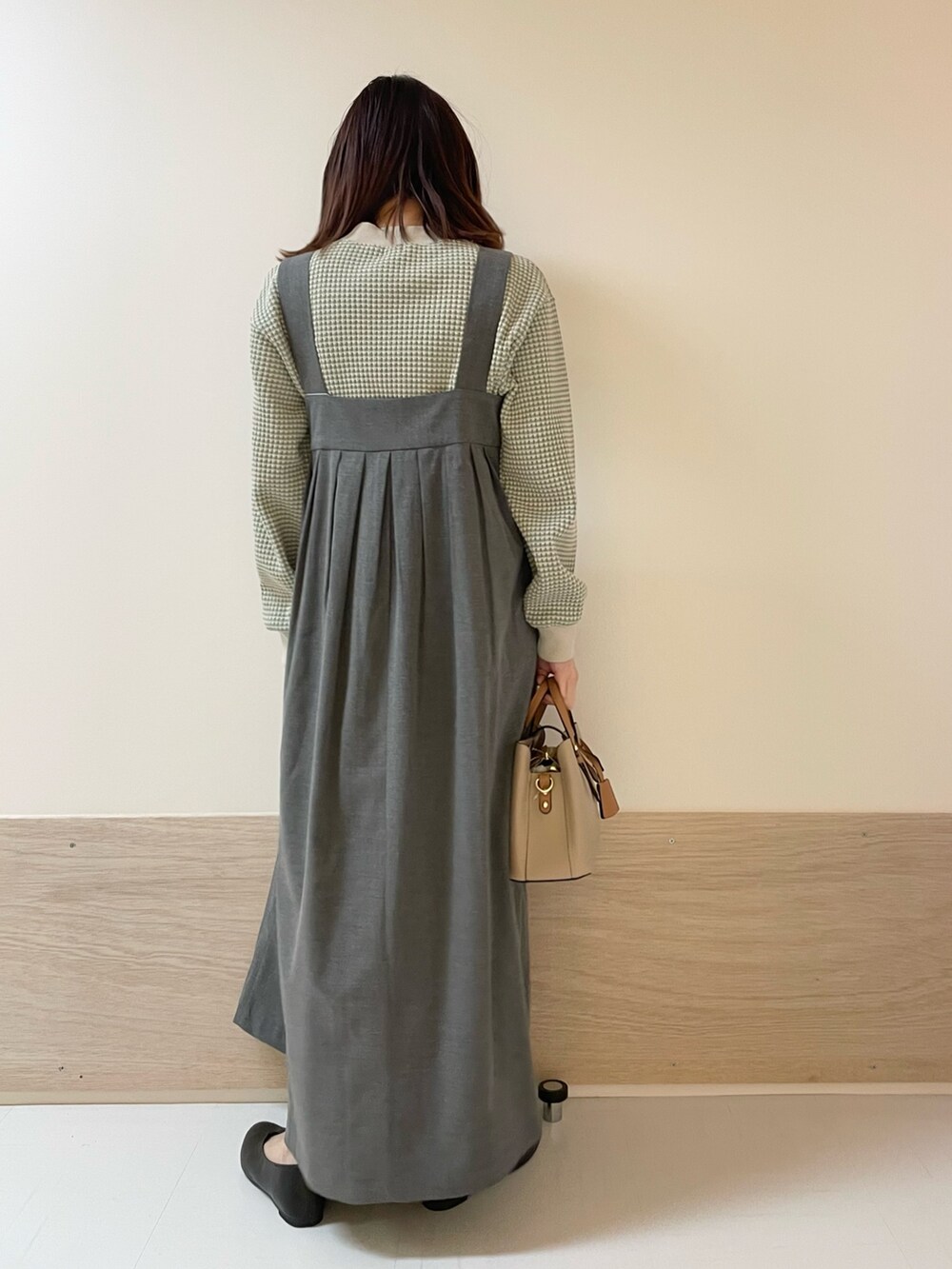 ブラック系のパンプス、グレー系のワンピース、グリーン系のTシャツ/カットソーを着用したレディースの春コーディネートの7枚目の写真