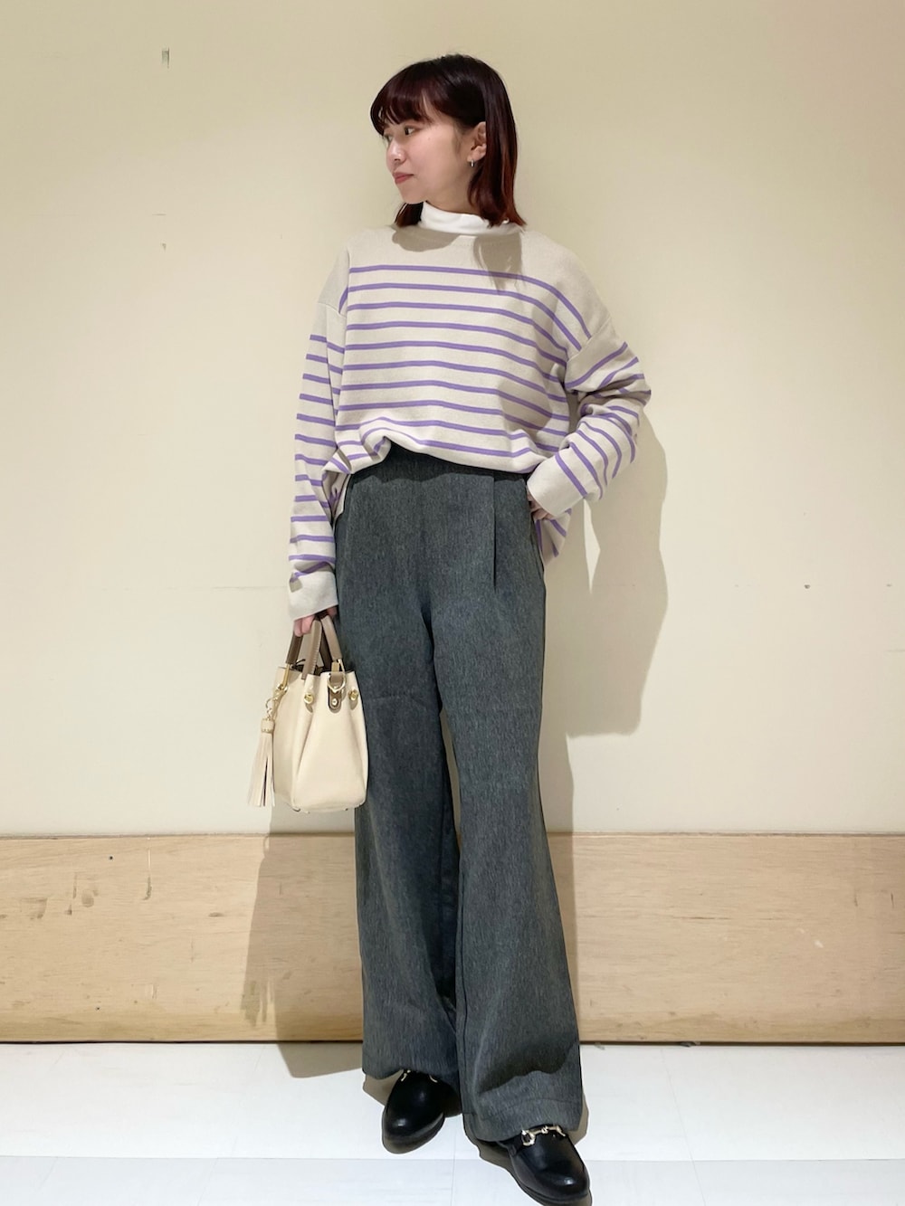 グレー系のその他パンツ、ホワイト系のTシャツ/カットソー、その他のニット/セーターを着用したレディースの冬コーディネートの3枚目の写真