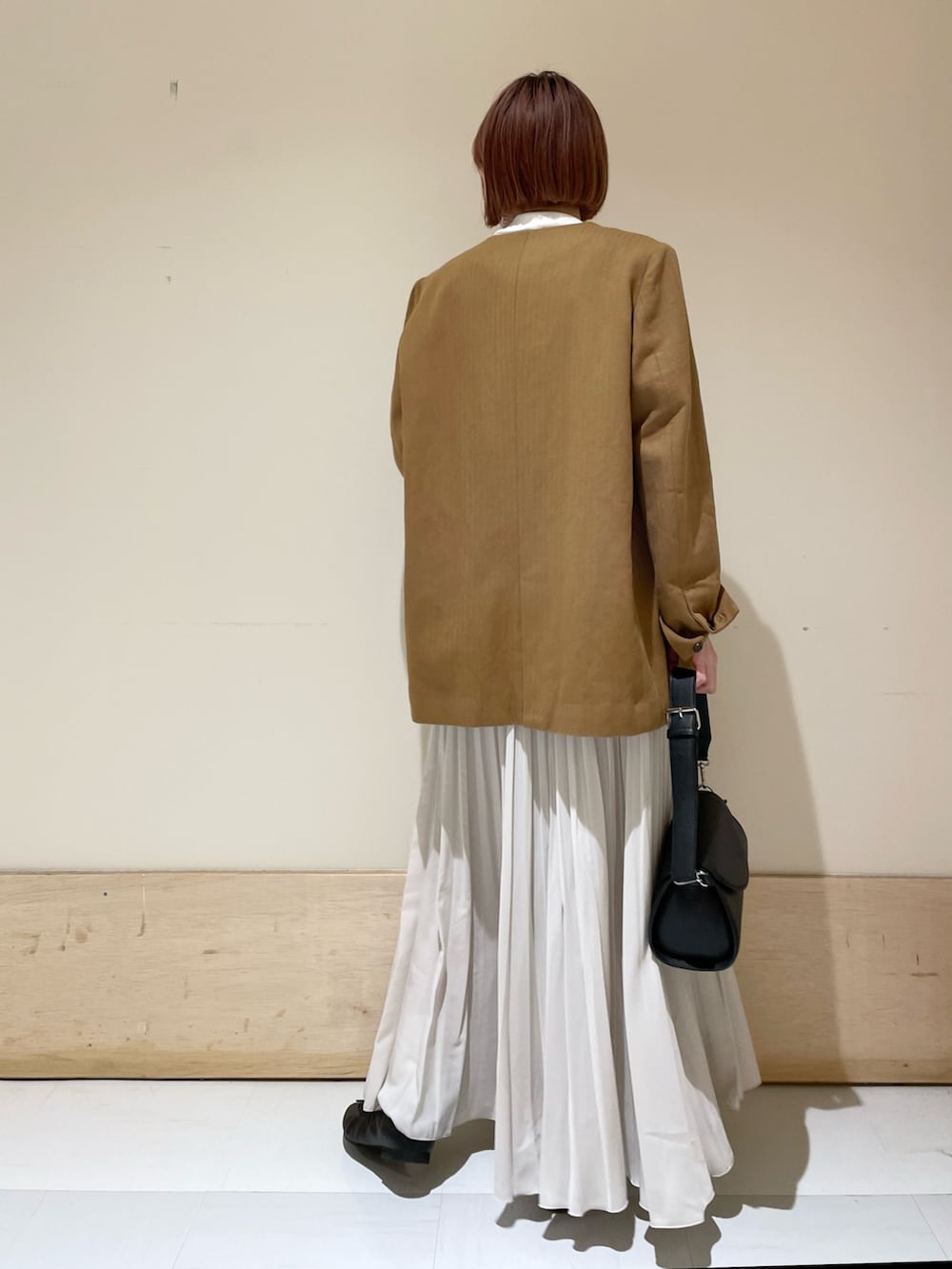 ベージュ系のノーカラージャケット、ブラック系のショルダーバッグ、ブラック系のバレエシューズを着用したレディースの春コーディネートの6枚目の写真