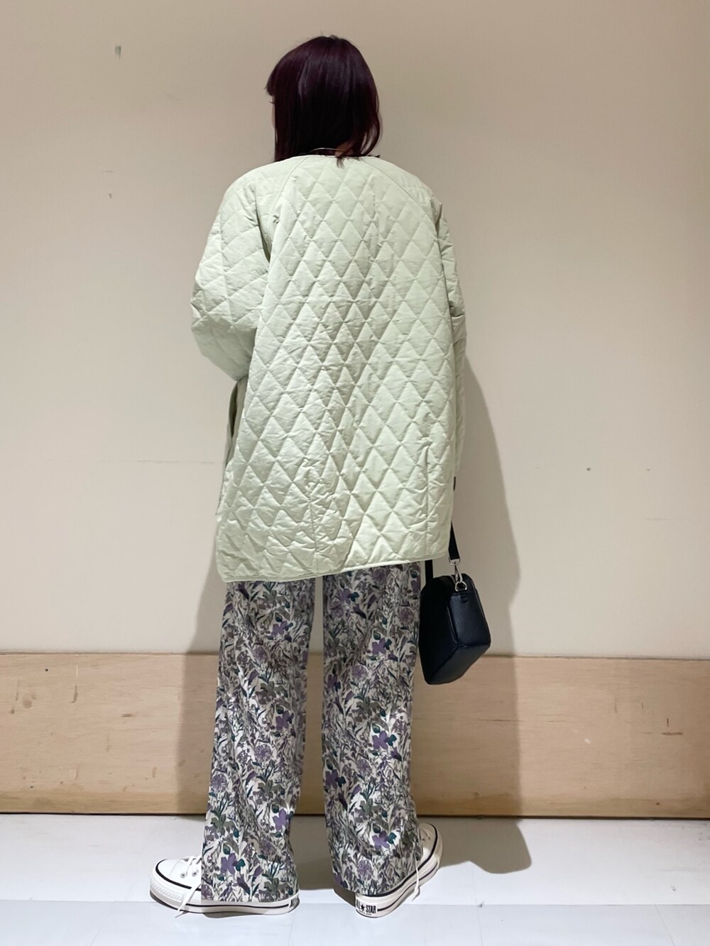「URBAN RESEARCH DOORS、URBAN RESEARCH DOORS WOMENS、アーバンリサーチドアーズ、春アウター、花柄、花柄パンツ、春ニット、コットンニット、コンバース、converse、休日スタイル、春コーデ、カジュアルコーデ、大人カジュアル、低身長コーデ」｜「URBAN RESEARCH DOORSのボトルネックワイドプルオーバー（ニット/セーター、ブルー系）」を使った、ホンダ マユさん（レディース・152cm）の春コーディネートの5枚目の写真
