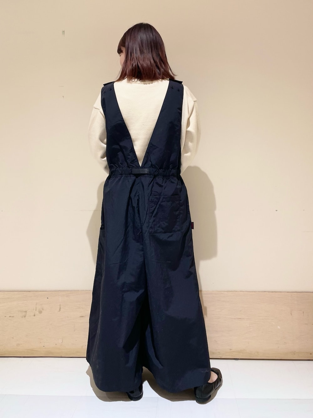 「URBAN RESEARCH DOORS、URBAN RESEARCH DOORS WOMENS、アーバンリサーチドアーズ、EKAL、サロペット、グラミチ、カジュアルコーデ、大人カジュアル、楽チンコーデ、低身長、骨格ストレート、シンプルコーデ、お出かけコーデ、休日スタイル、スポーツミックス」｜「Gramicciの『別注』GRAMICCI　アクティブナイロンサロペット（サロペット/オーバーオール、ブラック系）」を使った、ホンダ マユさん（レディース・152cm）の冬コーディネートの7枚目の写真