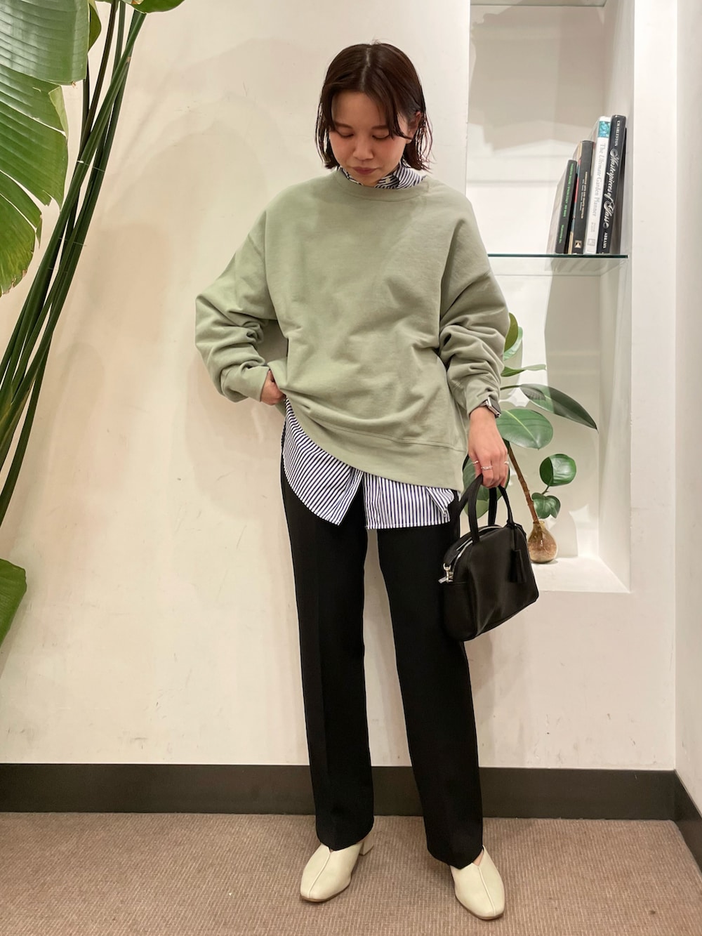 「URBAN RESEARCH DOORS、URBAN RESEARCH DOORS WOMENS、アーバンリサーチドアーズ、レイヤードスタイル、レイヤード、スウェット、ストライプシャツ、シャツ×スウェット、カジュアル、お出かけコーデ、シンフルコーデ、リラックススタイル」｜「URBAN RESEARCH DOORSのカラーストレッチトラウザー（その他パンツ、ブラック系）」を使った、ホンダ マユさん（レディース・152cm）の春コーディネートの2枚目の写真