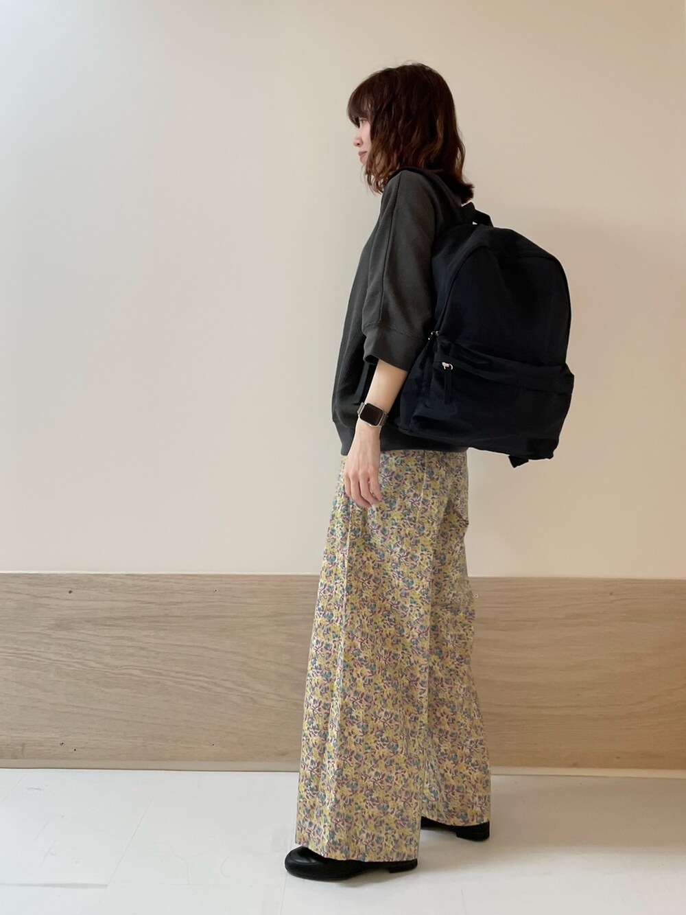 「URBAN RESEARCH DOORS、URBAN RESEARCH DOORS WOMENS、アーバンリサーチドアーズ、かぐれ、リバティ、イージーパンツ、春夏コーデ、きれいめカジュアル、お出かけコーデ、休日スタイル、低身長、低身長コーデ、骨格ストレート、シンプルコーデ、楽チンコーデ」｜「URBAN RESEARCH DOORSのウォッシャブルマルチ収納リュック（バックパック/リュック、ブラック系）」を使った、ホンダ マユさん（レディース・152cm）の春コーディネートの4枚目の写真