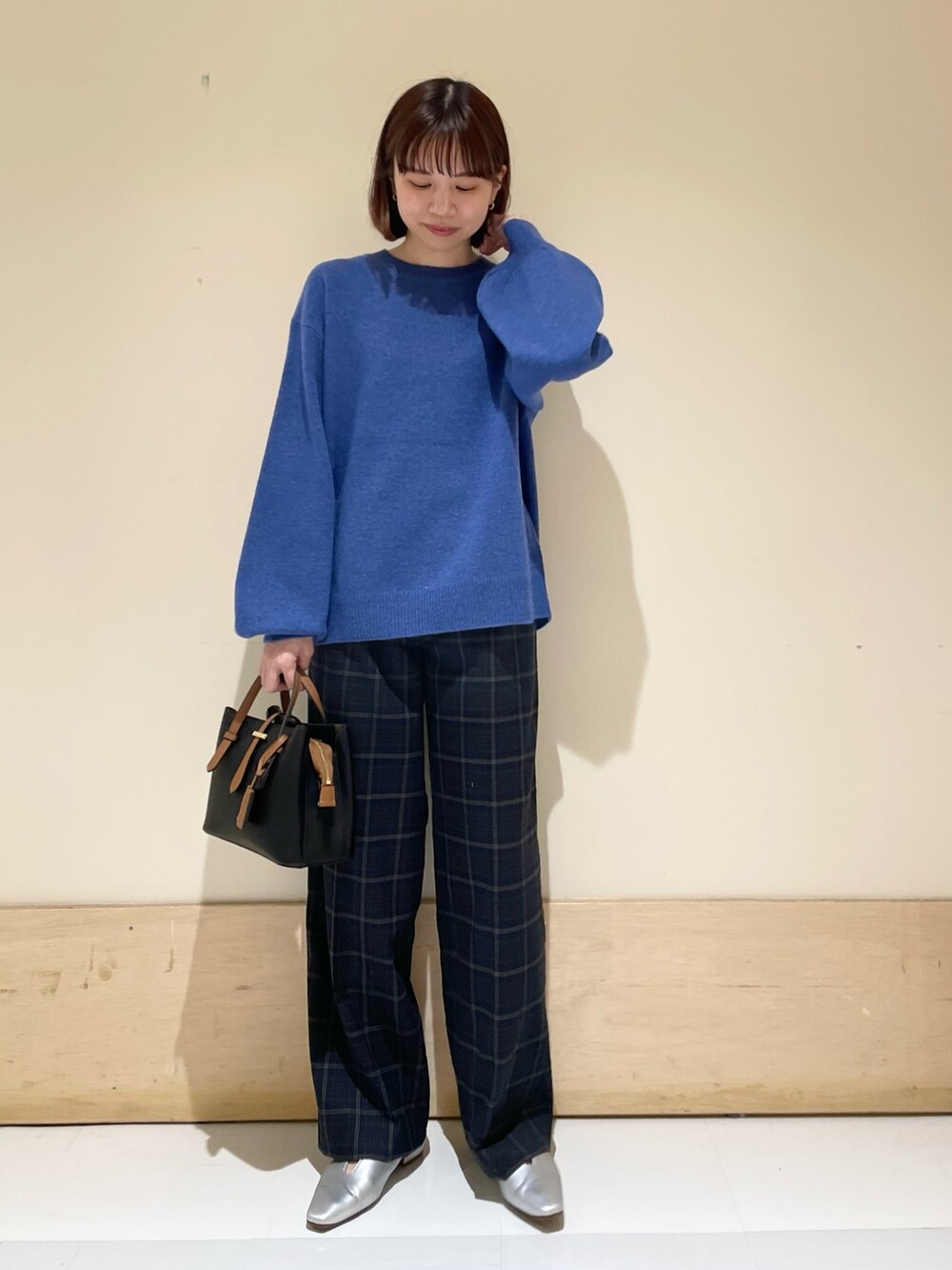 ブルー系のニット/セーター、ブルー系のその他パンツ、シルバー系のパンプスを着用したレディースの冬コーディネートの2枚目の写真