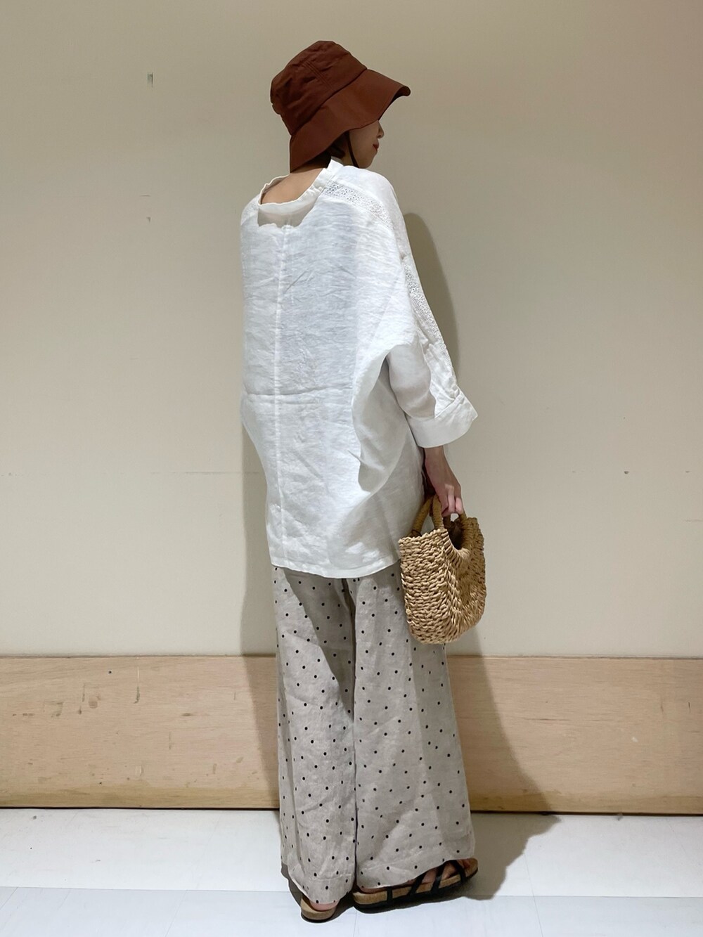 「URBAN RESEARCH DOORS、URBAN RESEARCH DOORS WOMENS、アーバンリサーチドアーズ、ワントーンコーデ、ホワイトコーデ、ベージュ、淡色コーデ、ドット、リネン、レース、初夏コーデ、春夏コーデ、休日スタイル、シンプルコーデ、低身長」｜「RODE SKOのラフソールナローストラップサンダル（サンダル、ブラック系）」を使った、ホンダ マユさん（レディース・152cm）の夏コーディネートの5枚目の写真