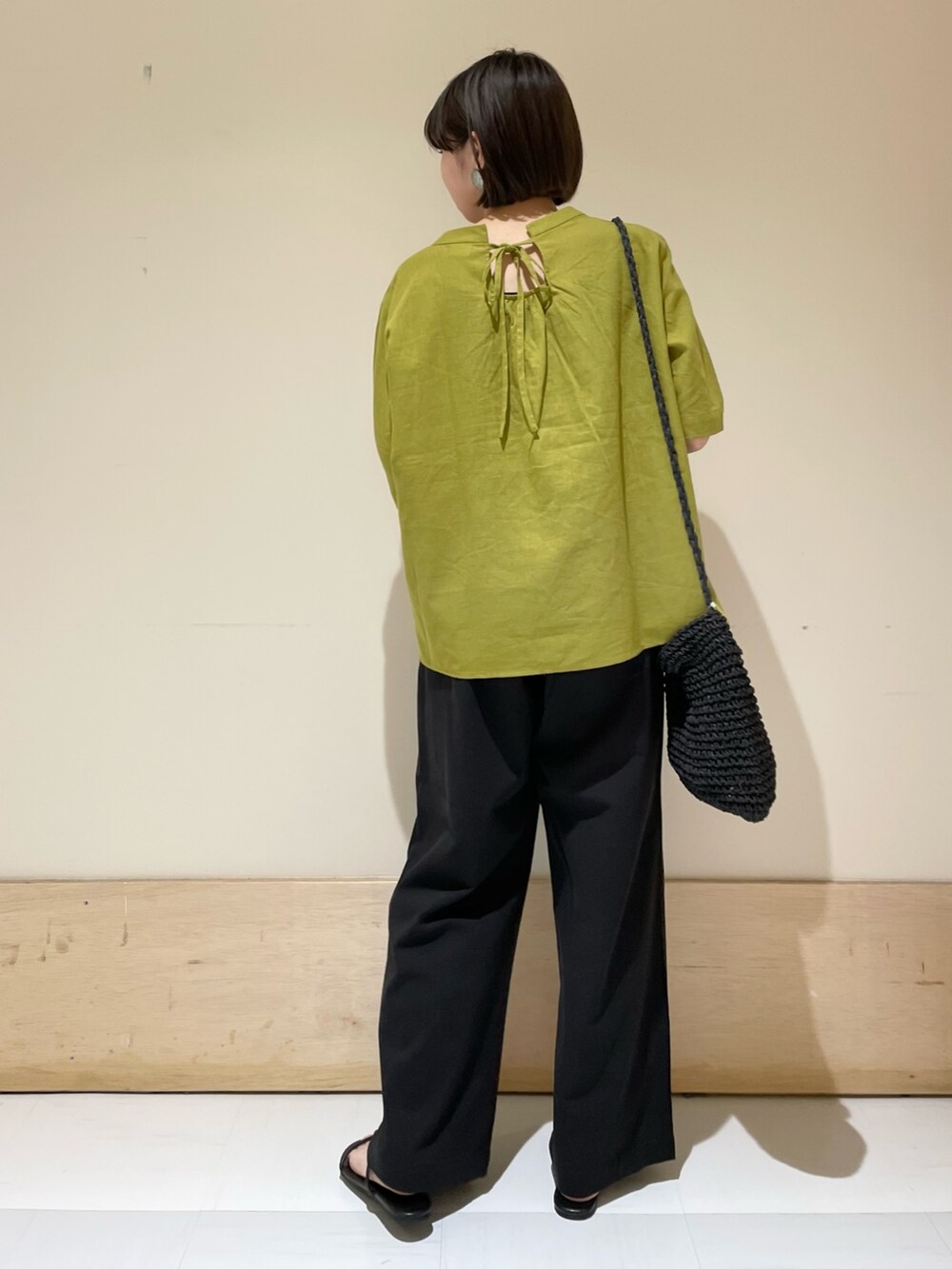 イエロー系のシャツ/ブラウス、ブラック系のその他パンツ、ブラック系のショルダーバッグを着用したレディースの夏コーディネートの7枚目の写真