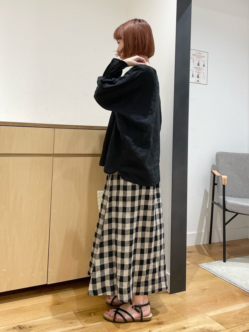 ブラック系のスカート、ベージュ系のトートバッグ、ブラック系のシャツ/ブラウスを着用したレディースの春コーディネートの4枚目の写真