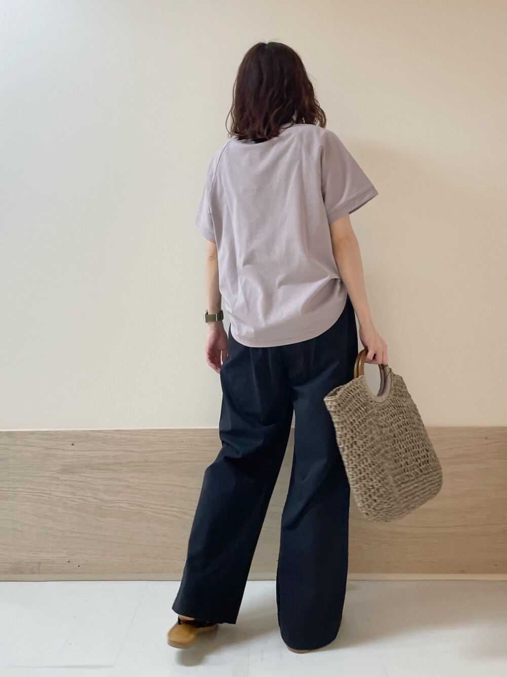 パープル系のTシャツ/カットソー、ブラック系のサンダル、ブルー系のその他パンツを着用したレディースの春コーディネートの6枚目の写真