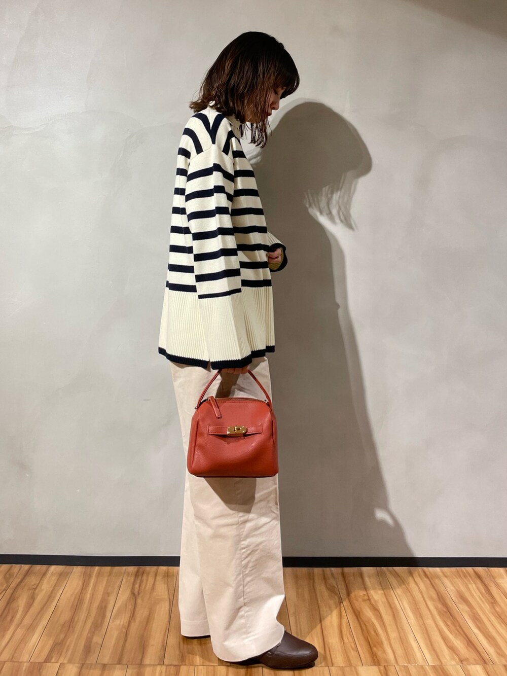 「URBAN RESEARCH DOORS、URBAN RESEARCH、URBAN RESEARCH DOORS WOMENS、アーバンリサーチドアーズ、FORK&SPOON、ボーダー、ボーダーニット、コーデュロイ、コーデュロイパンツ、楽チン、低身長、あったかコーデ、152cm、152cmコーデ」｜「URBAN RESEARCH DOORSのコーデュロイストレートトラウザー（その他パンツ、ホワイト系）」を使った、ホンダ マユさん（レディース・152cm）の秋コーディネートの3枚目の写真