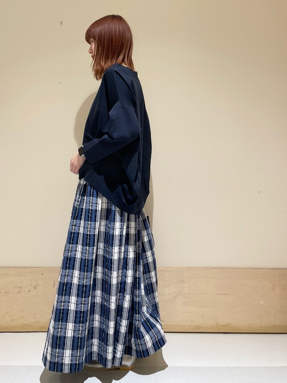 「URBAN RESEARCH DOORS、URBAN RESEARCH DOORS WOMENS、アーバンリサーチドアーズ、チェック、チェックスカート、サッカー、休日コーデ、休日スタイル、シンプルコーデ、ビッグシルエット、きれいめカジュアル、大人カジュアル、低身長コーデ、低身長、骨格ウェーブ」|「URBAN RESEARCH DOORSのコットンバックタック7分袖プルオーバー(Tシャツ/カットソー、ブルー系)」を使った、ホンダ マユさん(レディース・152cm)の春コーディネートの4枚目の写真