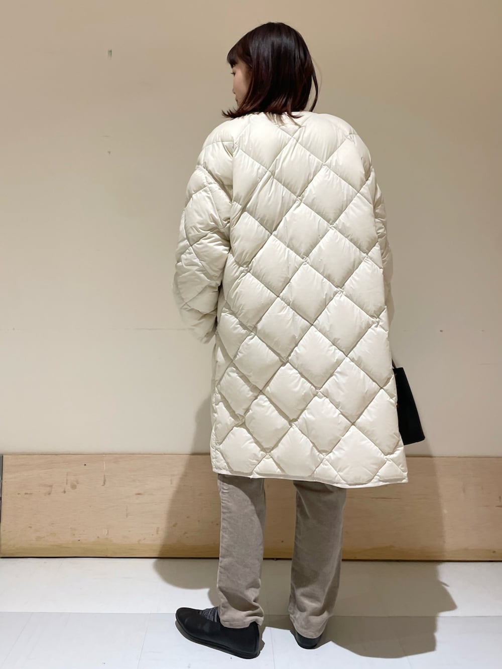 「URBAN RESEARCH DOORS、URBAN RESEARCH DOORS WOMENS、アーバンリサーチドアーズ、ブルー、ブルーニット、キルトコート、ダウンコート、ライトダウン、イージーパンツ、コーデュロイ、コーデュロイパンツ」｜「URBAN RESEARCH DOORSのハミルトンウールボートネックプルオーバー（ニット/セーター、ブルー系）」を使った、ホンダ マユさん（レディース・152cm）の冬コーディネートの3枚目の写真