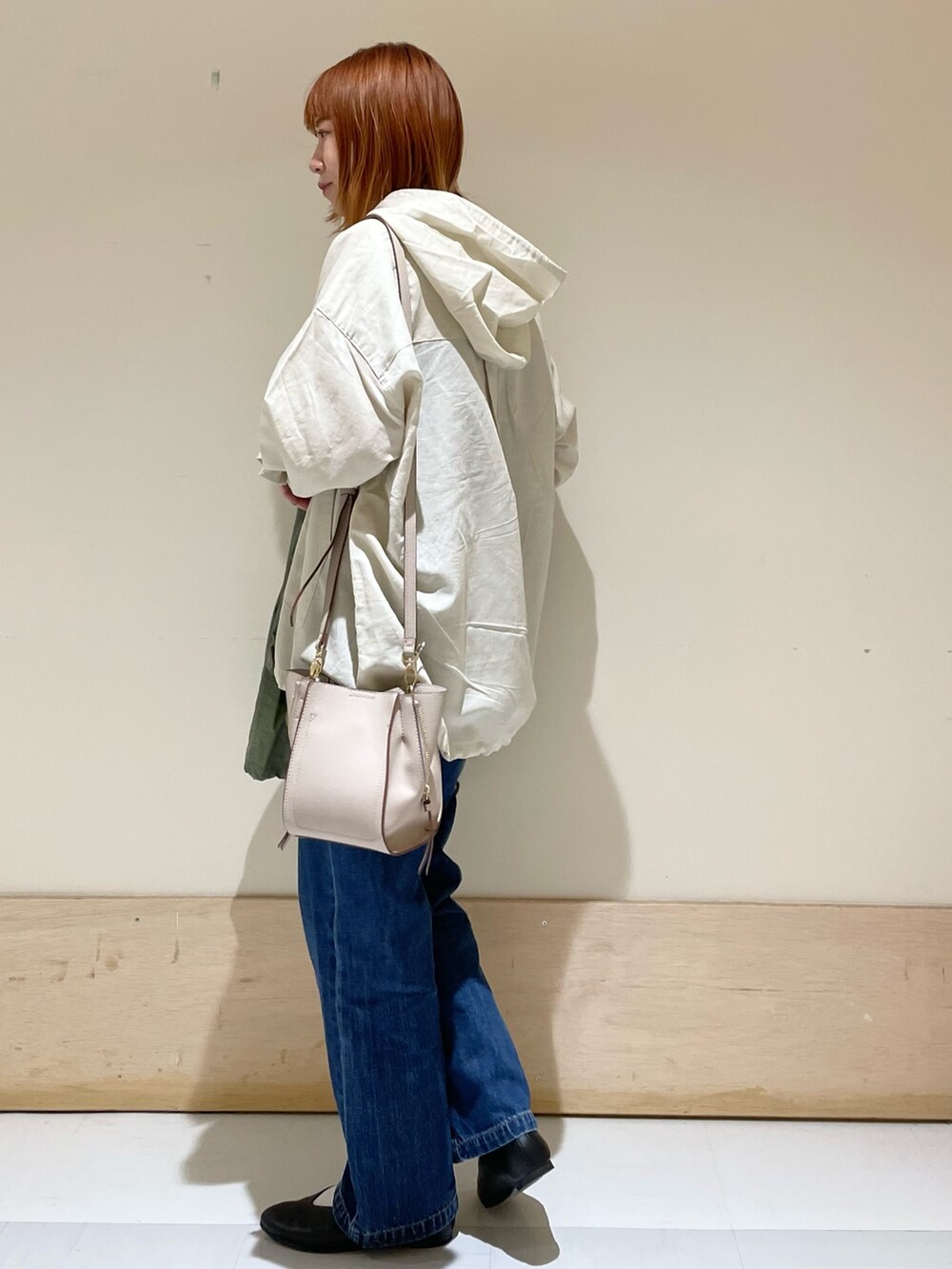 「URBAN RESEARCH DOORS、URBAN RESEARCH DOORS WOMENS、アーバンリサーチドアーズ、コットンラミー、パーカー、モッズコート、春アウター、デニム、ワイドパンツ、ワイトデニム、春服デビュー宣言、きれいめカジュアル、ビッグシルエット、休日スタイル、シンプルコーデ」|「URBAN RESEARCH DOORSのノーカラーモッズコート(モッズコート、グリーン系)」を使った、ホンダ マユさん(レディース・152cm)の春コーディネートの3枚目の写真