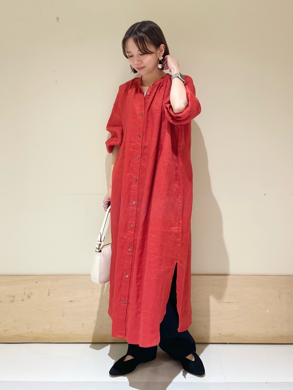 ブルー系のその他パンツ、レッド系のワンピース、ベージュ系のショルダーバッグを着用したレディースの夏コーディネートの3枚目の写真