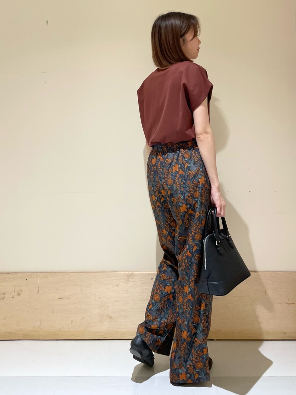 オレンジ系のその他パンツ、レッド系のTシャツ/カットソー、ブラック系のショルダーバッグを着用したレディースの夏コーディネートの4枚目の写真