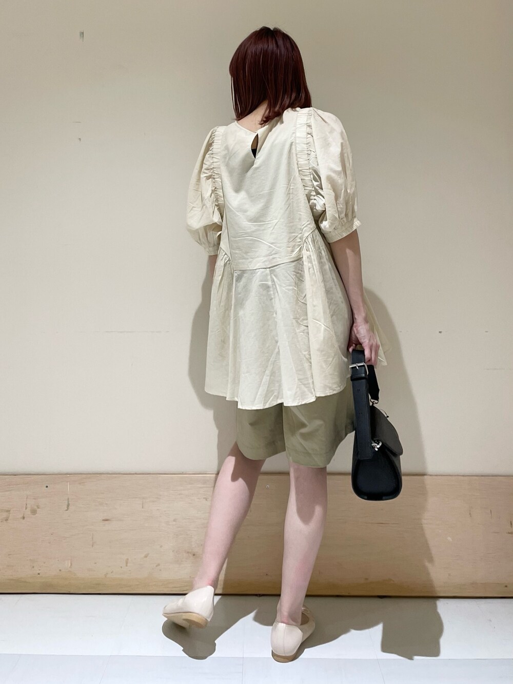 ホワイト系のシャツ/ブラウス、ピンク系のバレエシューズ、ベージュ系のその他パンツを着用したレディースの春コーディネートの7枚目の写真