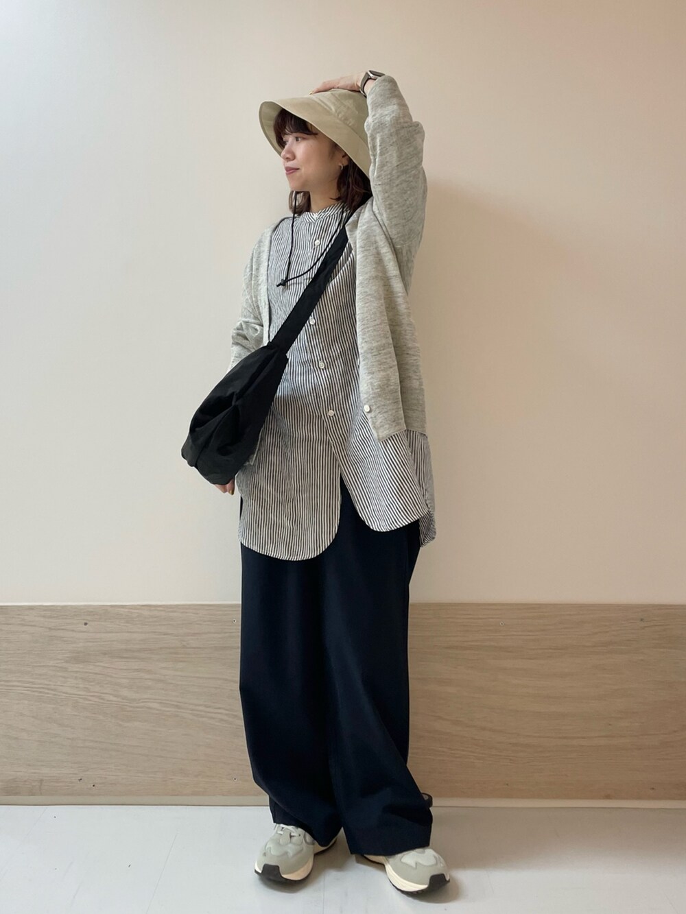 ブルー系のその他パンツ、グレー系のスニーカー、ブラック系のショルダーバッグを着用したレディースの春コーディネートの3枚目の写真