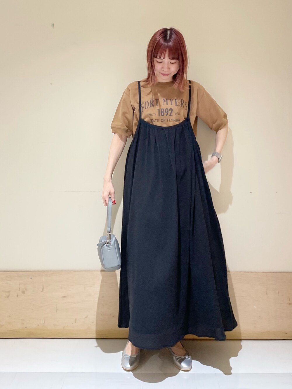 シルバー系のバレエシューズ、ブルー系のショルダーバッグ、ブラウン系のTシャツ/カットソーを着用したレディースの春コーディネートの2枚目の写真