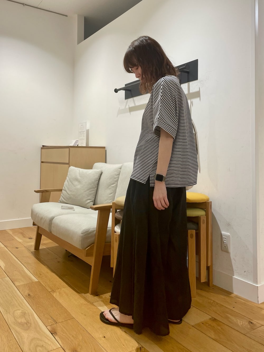 「URBAN RESEARCH DOORS、URBAN RESEARCH DOORS WOMENS、アーバンリサーチドアーズ、ボーダー、夏だ！Tシャツ着よう！、ワイドパンツ、イージーパンツ、きれいめカジュアル、夏コーデ、お出かけコーデ、休日スタイル、カジュアルコーデ、モノトーン、低身長コーデ、骨格ストレート」｜「URBAN RESEARCH DOORSの『臼田あさ美さん着用』『UR TECH』USAコットンロールスリーブTシャツ（Tシャツ/カットソー、ホワイト系）」を使った、ホンダ マユさん（レディース・152cm）の夏コーディネートの5枚目の写真