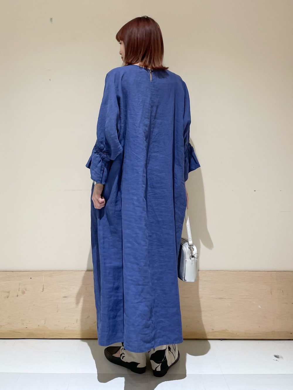 ブルー系のワンピース、ベージュ系のその他パンツ、ブラック系のローファーを着用したレディースの春コーディネートの7枚目の写真