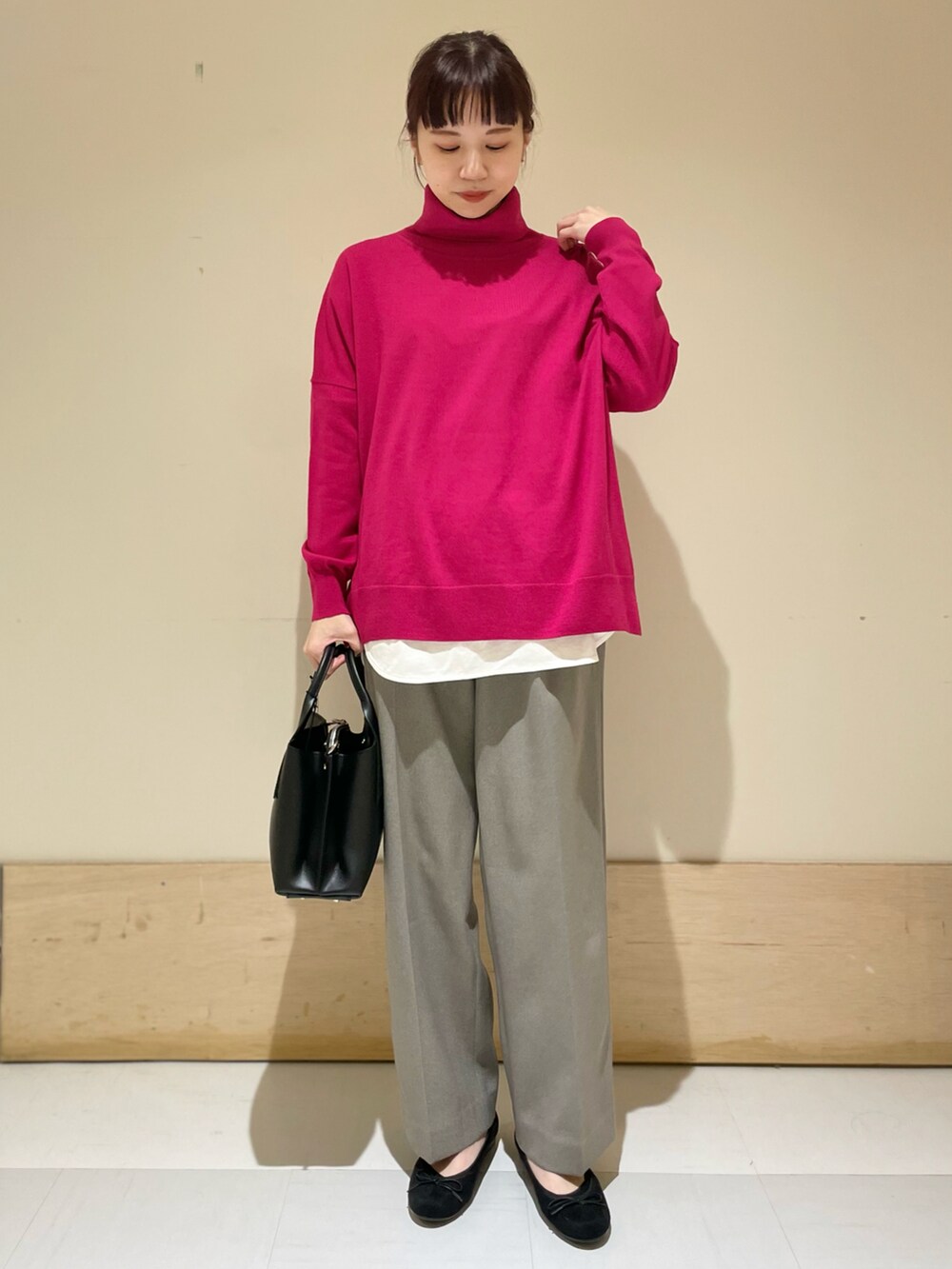 ピンク系のニット/セーター、グレー系のその他パンツ、ホワイト系のTシャツ/カットソーを着用したレディースの冬コーディネートの2枚目の写真