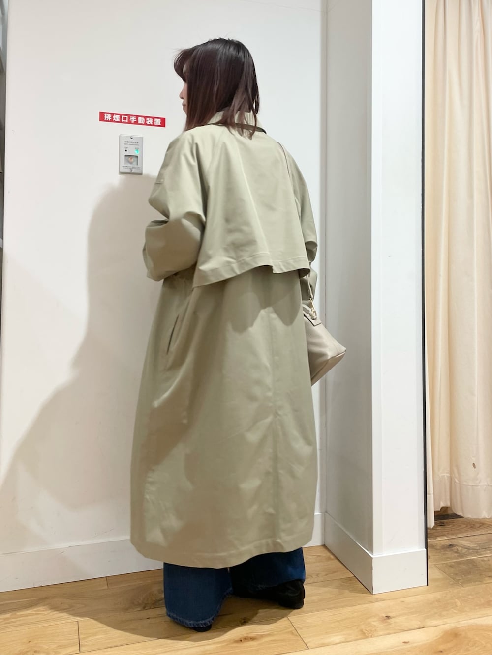 「URBAN RESEARCH DOORS、URBAN RESEARCH DOORS WOMENS、アーバンリサーチドアーズ、EKAL、ステンカラーコート、ブラウス、ブラウス×デニム、LEE、きれいめカジュアル、低身長、骨格ストレート、デートコーデ、ショルダーバッグ、シンプルコーデ、春色」｜「EKALの撥水ステンカラーコート（ステンカラーコート、グリーン系）」を使った、ホンダ マユさん（レディース・152cm）の冬コーディネートの5枚目の写真