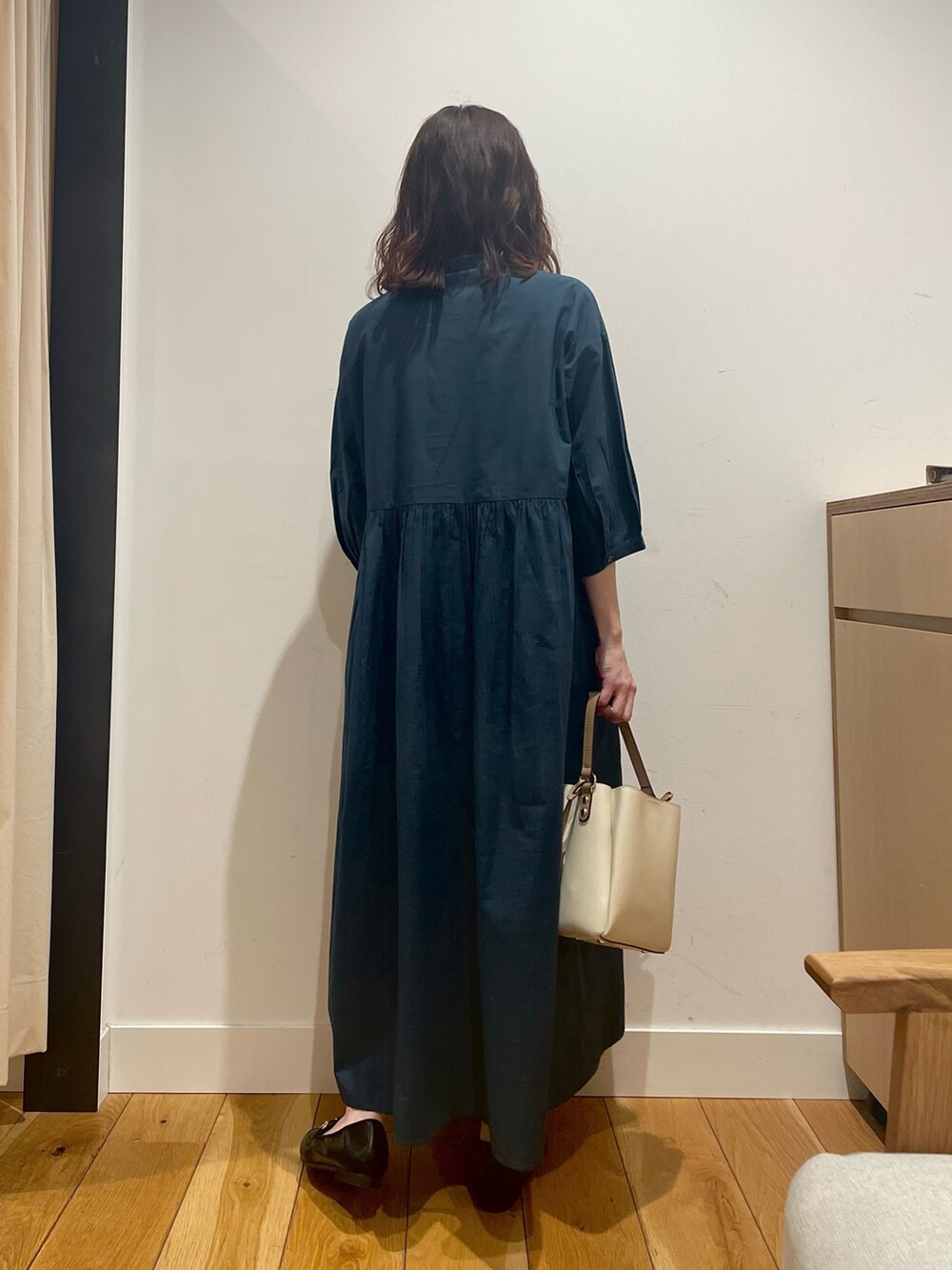 「URBAN RESEARCH DOORS、URBAN RESEARCH DOORS WOMENS、アーバンリサーチドアーズ、ワンピース、ブルー、シンプルコーデ、お出掛けコーデ、お出かけコーデ、休日スタイル、春夏コーデ、きれいめカジュアル、夏コーデ、デートコーデ、低身長コーデ、骨格ストレート」｜「URBAN RESEARCH DOORSのピンタックウエスト切替ワンピース（ワンピース、ブルー系）」を使った、ホンダ マユさん（レディース・152cm）の夏コーディネートの7枚目の写真