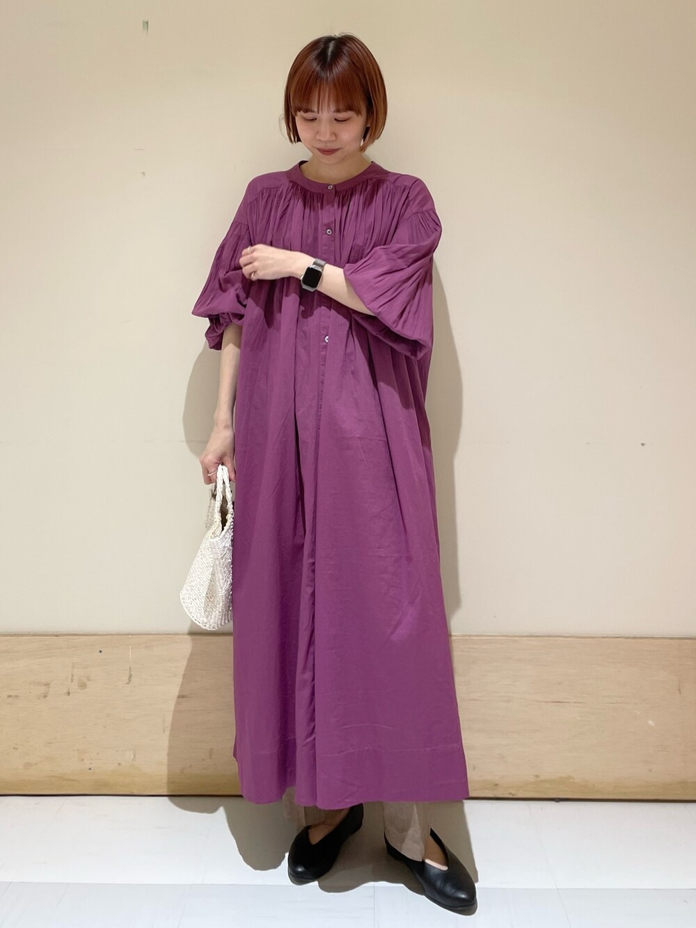 パープル系のワンピース、ブラウン系のその他パンツ、ブラック系のパンプスを着用したレディースの春コーディネートの3枚目の写真