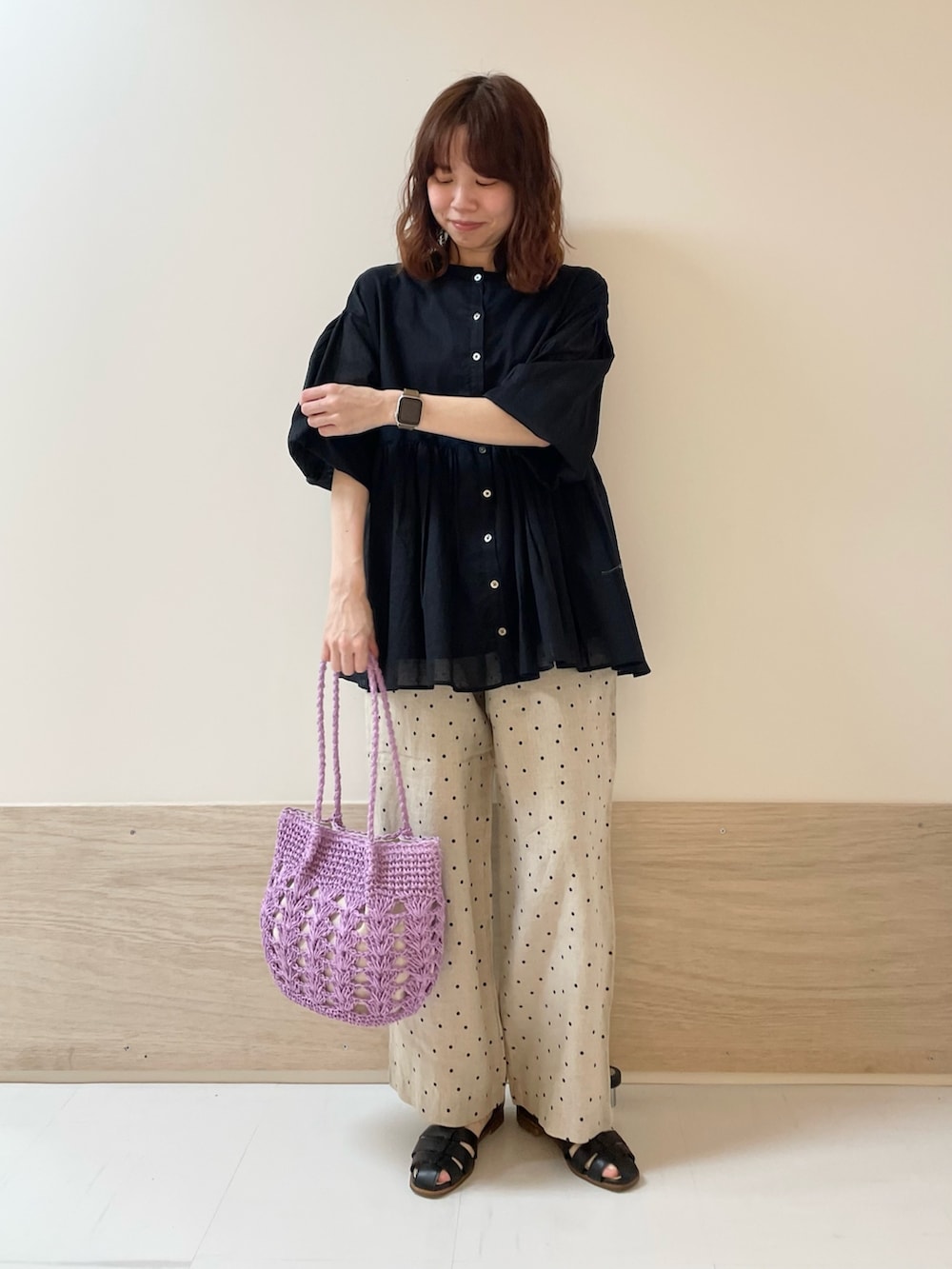 「URBAN RESEARCH DOORS、URBAN RESEARCH DOORS WOMENS、アーバンリサーチドアーズ、ブラウス、ドット、モノトーン、お出かけコーデ、休日スタイル、デートコーデ、きれいめカジュアル、大人カジュアル、春夏コーデ、ペーパーバッグ、低身長、骨格ストレート」｜「URBAN RESEARCH DOORSのコットンボイル2WAYブラウス（シャツ/ブラウス、ブラック系）」を使った、ホンダ マユさん（レディース・152cm）の春コーディネートの3枚目の写真