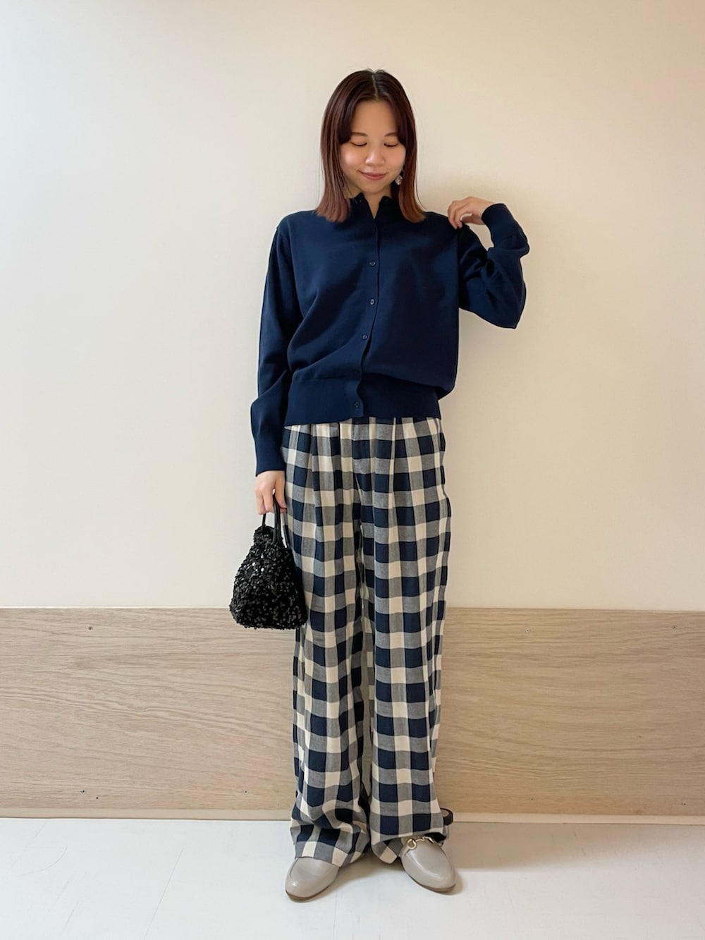 ブルー系のその他パンツ、ブルー系のカーディガン/ボレロを着用したレディースの春コーディネートの2枚目の写真