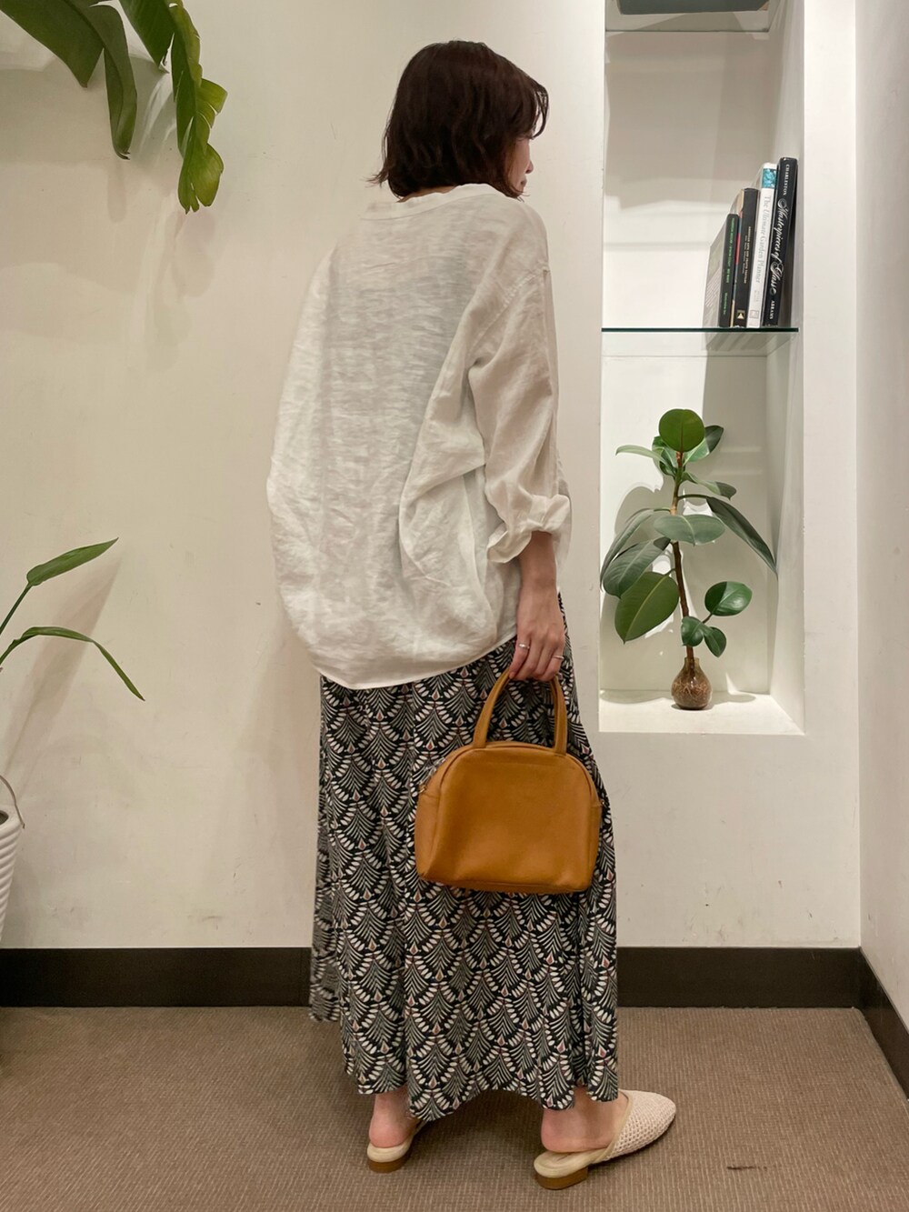 ホワイト系のサンダル、ホワイト系のシャツ/ブラウス、グリーン系のスカートを着用したレディースの春コーディネートの4枚目の写真