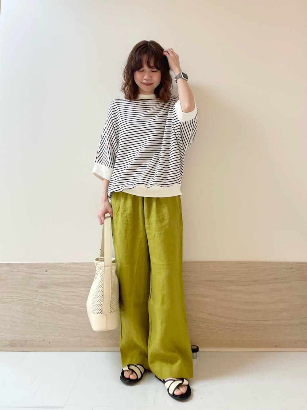 「URBAN RESEARCH DOORS、URBAN RESEARCH DOORS WOMENS、アーバンリサーチドアーズ、ボーダー、カラーパンツ、リネン、リネンパンツ、リラックススタイル、お出かけコーデ、休日スタイル、春夏コーデ、きれいめカジュアル、ナチュラル、低身長、骨格ストレート」|「URBAN RESEARCH DOORSのリネンイージーパンツ(その他パンツ、グリーン系)」を使った、ホンダ マユさん(レディース・152cm)の春コーディネートの4枚目の写真