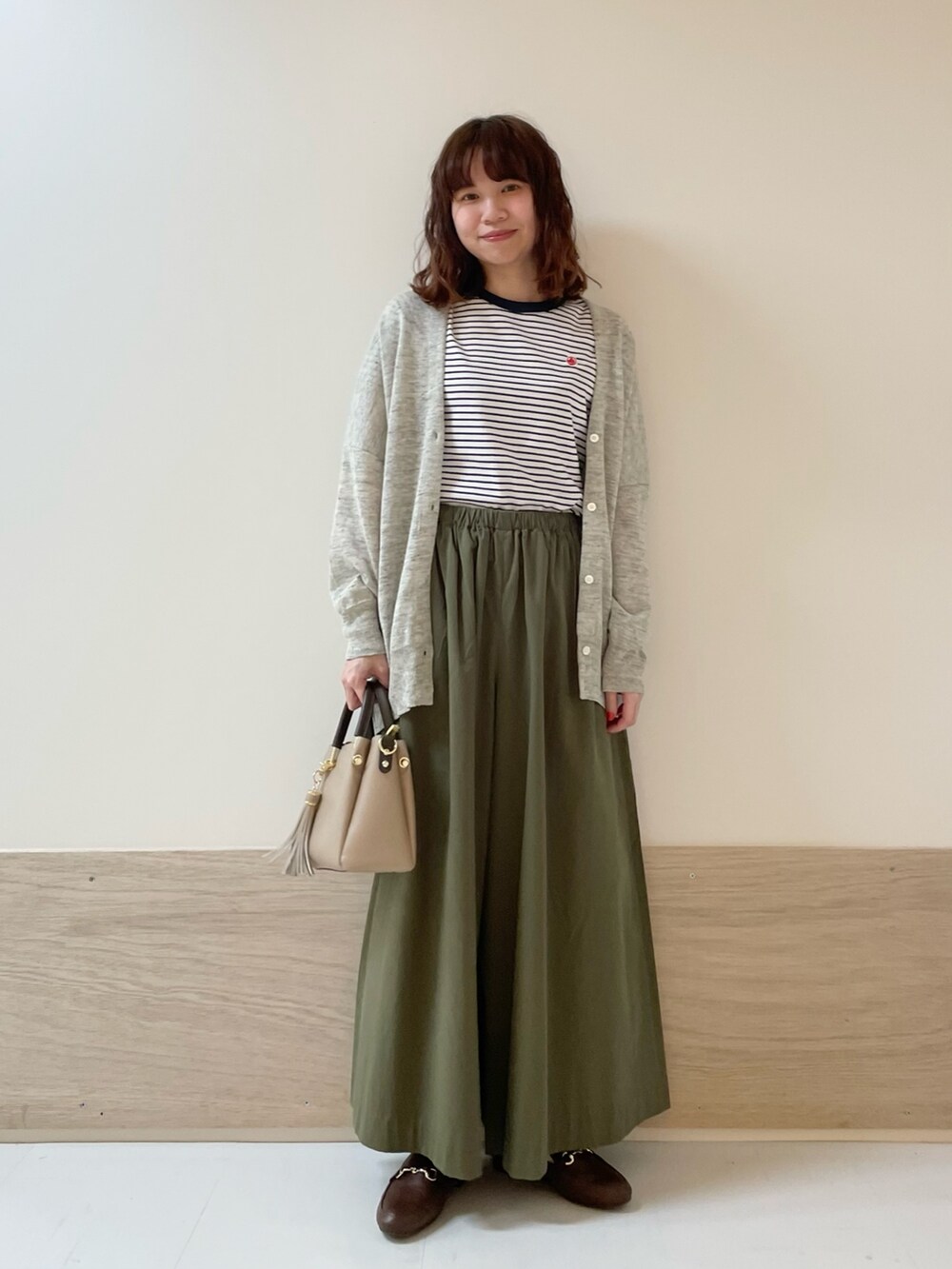 グレー系のカーディガン/ボレロ、グリーン系のその他パンツを着用したレディースの春コーディネートの2枚目の写真