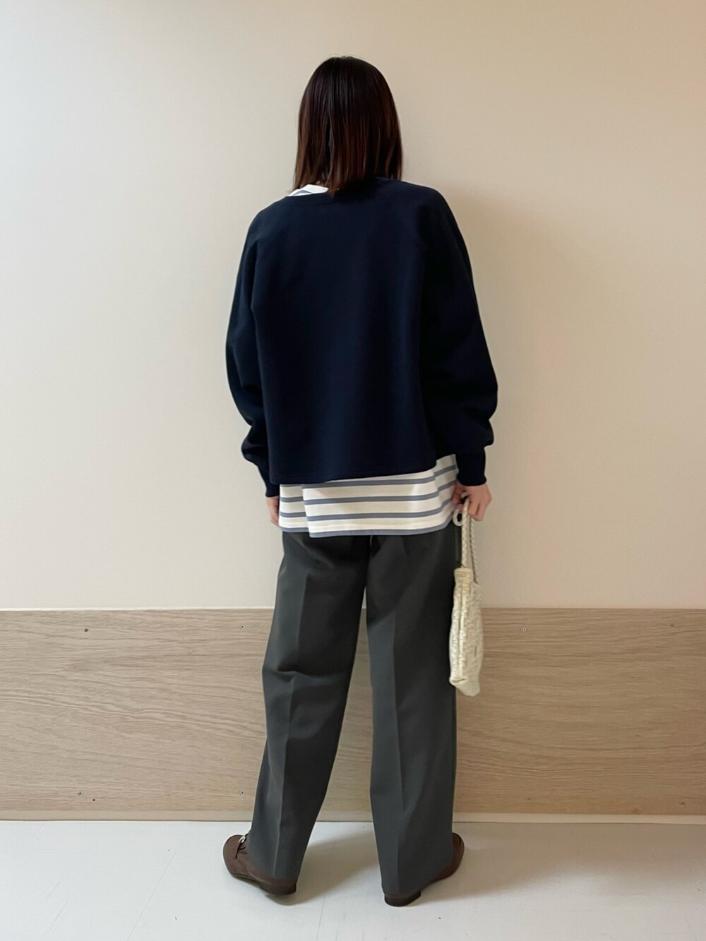 ブルー系のTシャツ/カットソー、ブルー系のカーディガン/ボレロ、ホワイト系のショルダーバッグを着用したレディースの春コーディネートの7枚目の写真