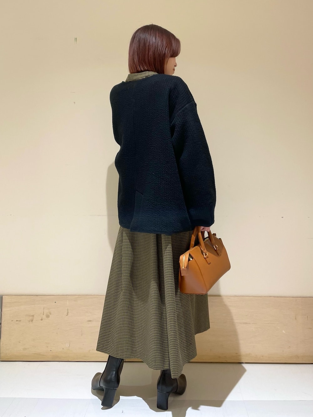 「URBAN RESEARCH DOORS、URBAN RESEARCH DOORS WOMENS、アーバンリサーチドアーズ、ワンピース、チェック、チェックワンピース、キルトジャケット、秋アウター、ビッグシルエット、お出かけコーデ、きれいめカジュアル、ファッションを楽しもう、ラクチンコーデ、低身長、骨格ウェーブ」|「RODE SKOの2WAYミニボストンバッグ(ボストンバッグ、イエロー系)」を使った、ホンダ マユさん(レディース・152cm)の秋コーディネートの6枚目の写真