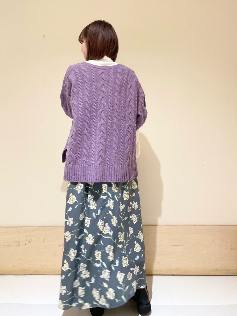 ホワイト系のTシャツ/カットソー、ホワイト系のノーカラージャケット、グレー系のスカートを着用したレディースの秋コーディネートの10枚目の写真