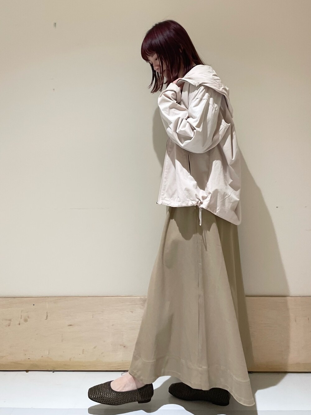 ベージュ系のスカート、ブラウン系のパンプス、ブルー系のカーディガン/ボレロを着用したレディースの春コーディネートの5枚目の写真