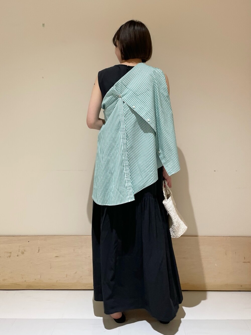 ブラック系のワンピース、グリーン系のシャツ/ブラウス、ホワイト系のハンドバッグを着用したレディースの夏コーディネートの7枚目の写真