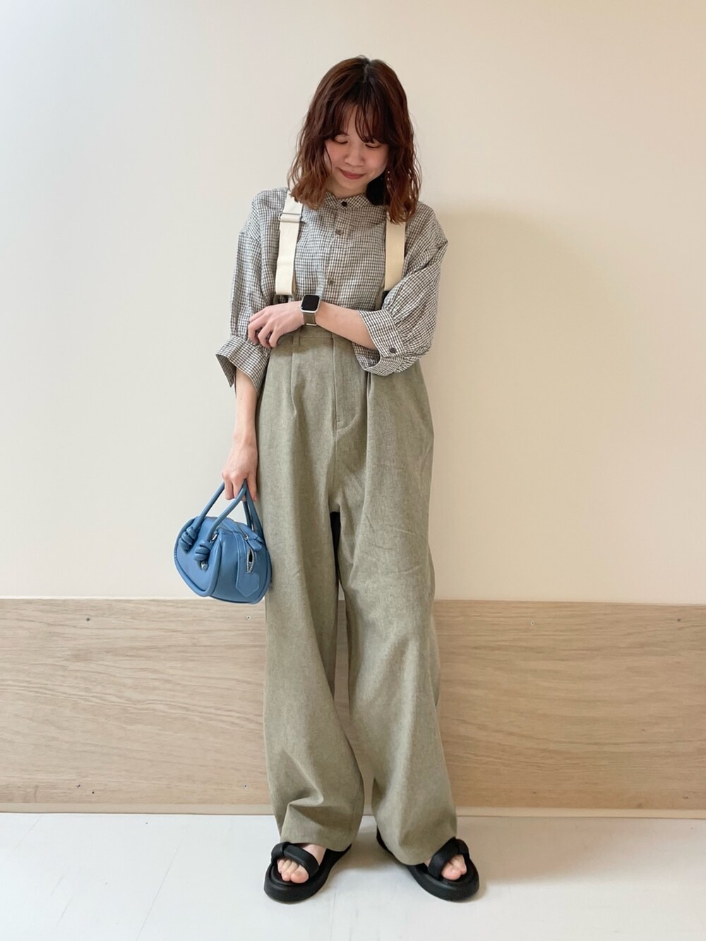 「URBAN RESEARCH DOORS、URBAN RESEARCH DOORS WOMENS、アーバンリサーチドアーズ、サスベンダー、サロペット、チェック、チェックシャツ、春夏コーデ、お出かけコーデ、休日スタイル、大人カジュアル、低身長コーデ、骨格ストレート、デートコーデ、ベージュコーデ」｜「FORK&SPOONのFORK&SPOON　サスペンダーパンツ（その他パンツ、ベージュ系）」を使った、ホンダ マユさん（レディース・152cm）の春コーディネートの2枚目の写真
