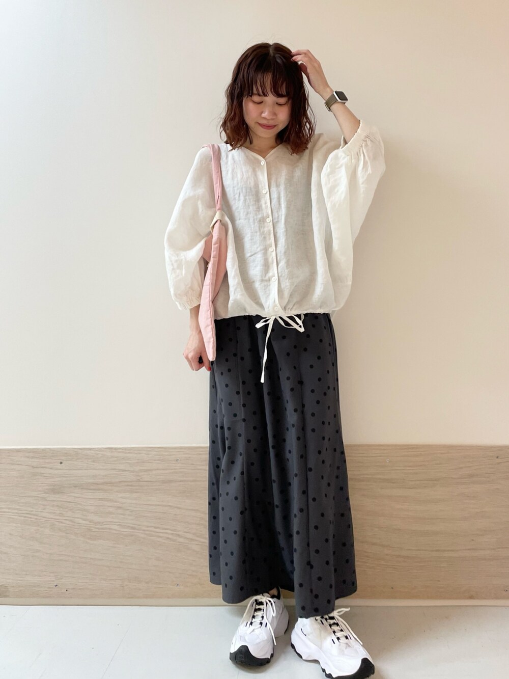 ホワイト系のシャツ/ブラウス、グレー系のスカート、ピンク系のトートバッグを着用したレディースの春コーディネートの3枚目の写真