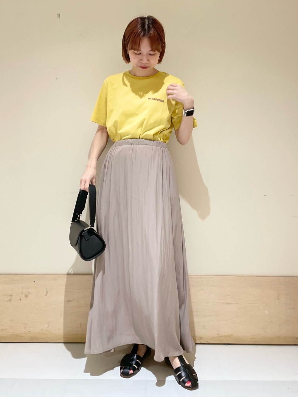 「URBAN RESEARCH DOORS、URBAN RESEARCH DOORS WOMENS、アーバンリサーチドアーズ、パタゴニア、patagonia、黄色、ロゴT、プリントT、ギャザースカート、ロングスカート、休日スタイル、初夏コーデ、カジュアルコーデ、大人カジュアル、低身長」｜「URBAN RESEARCH DOORSの2ストラップショルダーバッグ（ショルダーバッグ、ブラック系）」を使った、ホンダ マユさん（レディース・152cm）の春コーディネートの2枚目の写真