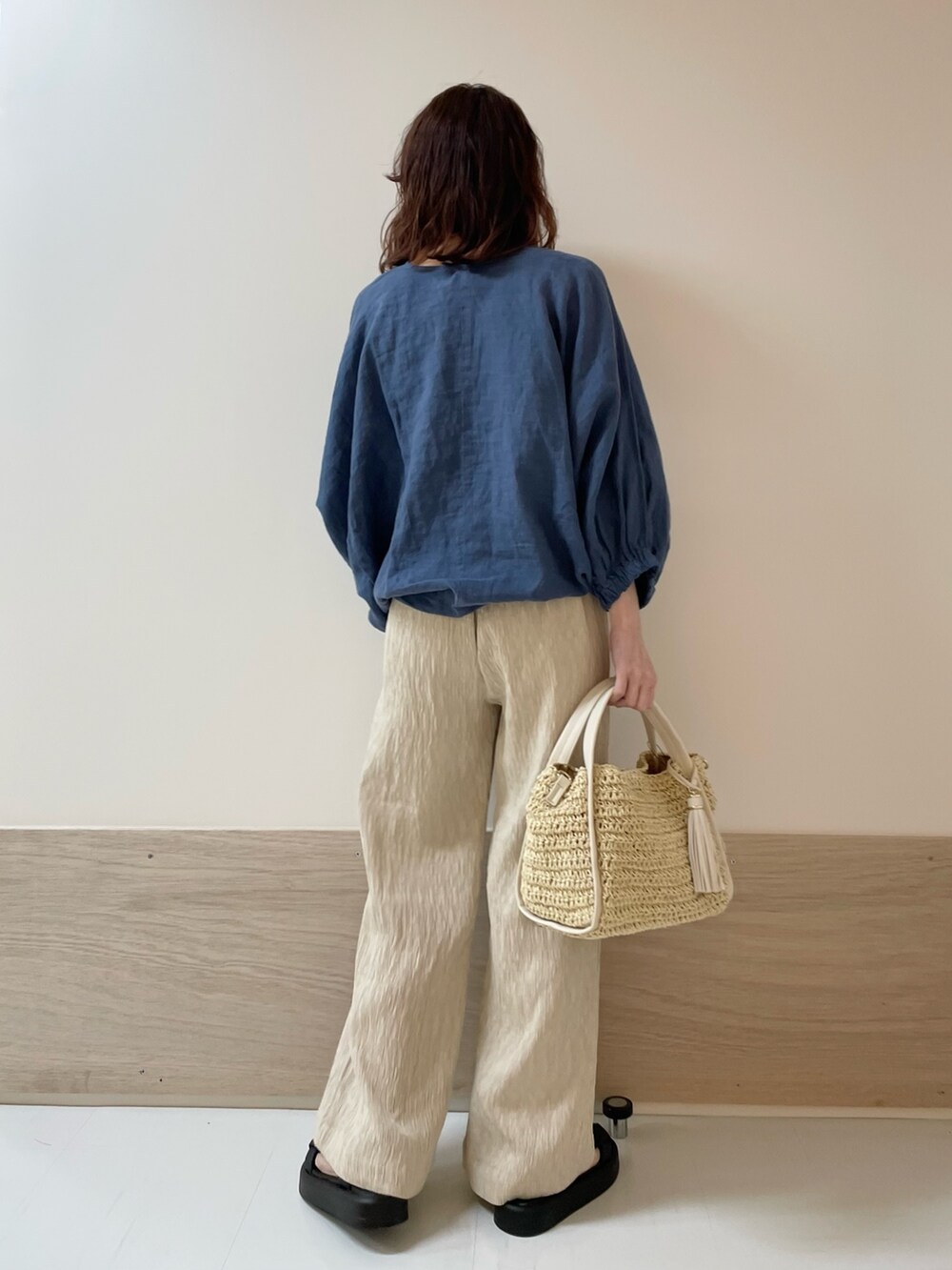「URBAN RESEARCH DOORS、URBAN RESEARCH DOORS WOMENS、アーバンリサーチドアーズ、リネン、リネンブラウス、ブルー、イージーパンツ、楊柳、お出かけコーデ、休日スタイル、低身長コーデ、骨格ストレート、春夏コーデ、サンダル、きれいめカジュアル」｜「URBAN RESEARCH DOORSのリネンドロストドルマンブラウス（シャツ/ブラウス、ブルー系）」を使った、ホンダ マユさん（レディース・152cm）の春コーディネートの6枚目の写真