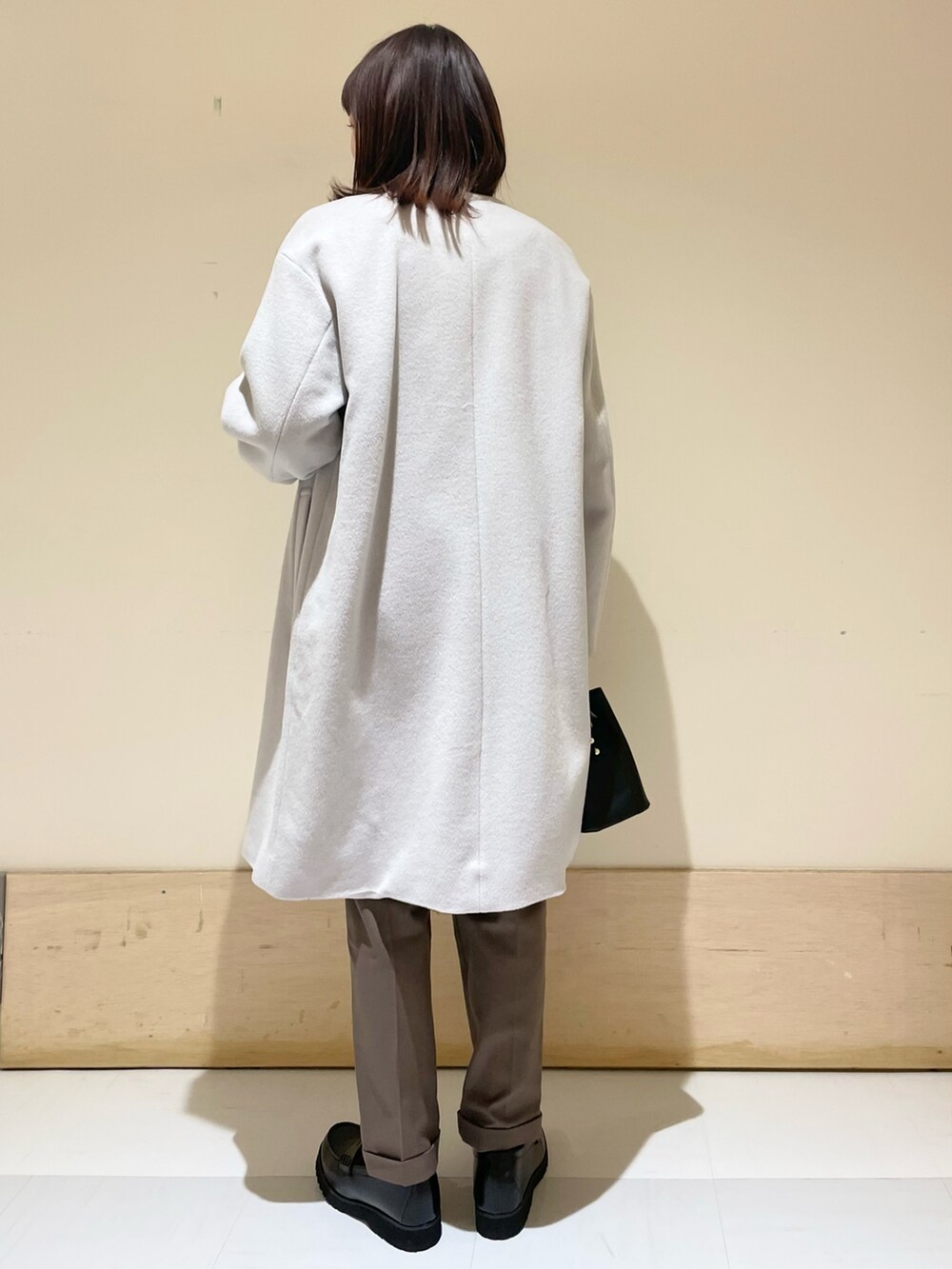 「URBAN RESEARCH DOORS、URBAN RESEARCH DOORS WOMENS、アーバンリサーチドアーズ、ミドル丈、ノーカラーコート、タートルネック、テーパードパンツ、イージーパンツ、冬コーデ、カジュアルコーデ、楽チンコーデ、パンツスタイル、ローファー、お出かけコーデ」｜「URBAN RESEARCH DOORSの裏起毛テーパードイージーパンツ（その他パンツ、ブラウン系）」を使った、ホンダ マユさん（レディース・152cm）の冬コーディネートの3枚目の写真
