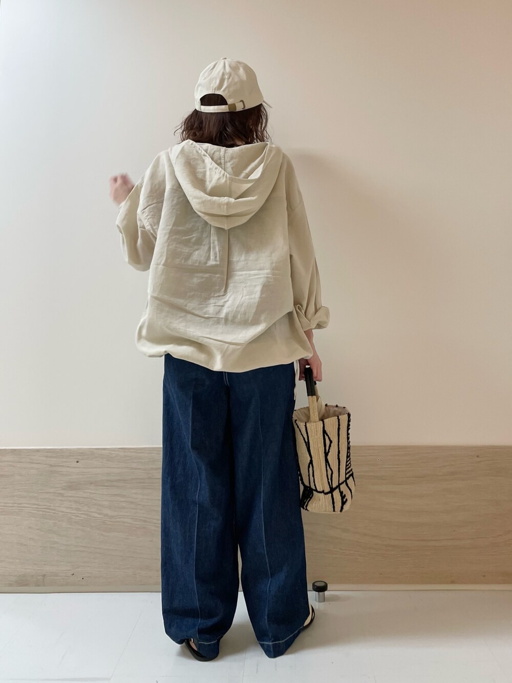 「URBAN RESEARCH DOORS、URBAN RESEARCH DOORS WOMENS、アーバンリサーチドアーズ、ラミー、ラミーブラウス、デニム、ワイドデニム、イージーパンツ、お出かけコーデ、休日スタイル、カジュアル、大人カジュアル、春夏コーデ、低身長、骨格ストレート」|「FORK&SPOONのFORK&SPOON 綿麻デニムパンツ(デニムパンツ、ブルー系)」を使った、ホンダ マユさん(レディース・152cm)の春コーディネートの7枚目の写真
